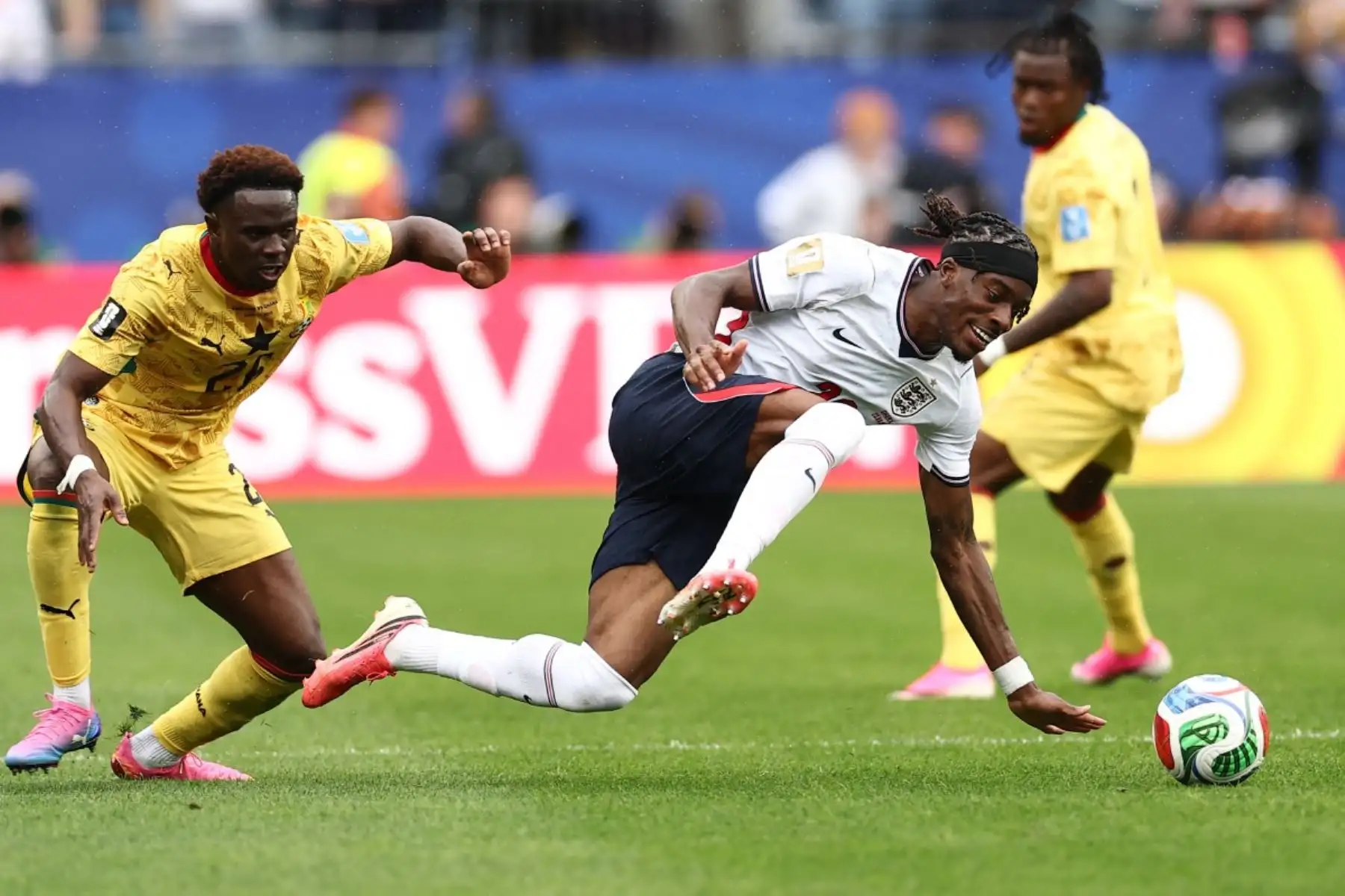 El delantero inglés Noni Madueke (derecha), número 20, disputa el balón con el defensa ghanés Marvin Senaya, número 26, durante el partido de fútbol del Grupo L de la Copa Mundial 2026 entre Inglaterra y Ghana en el Boston Stadium de Foxborough el 23 de junio de 2026. (Foto de CHARLY TRIBALLEAU / AFP)