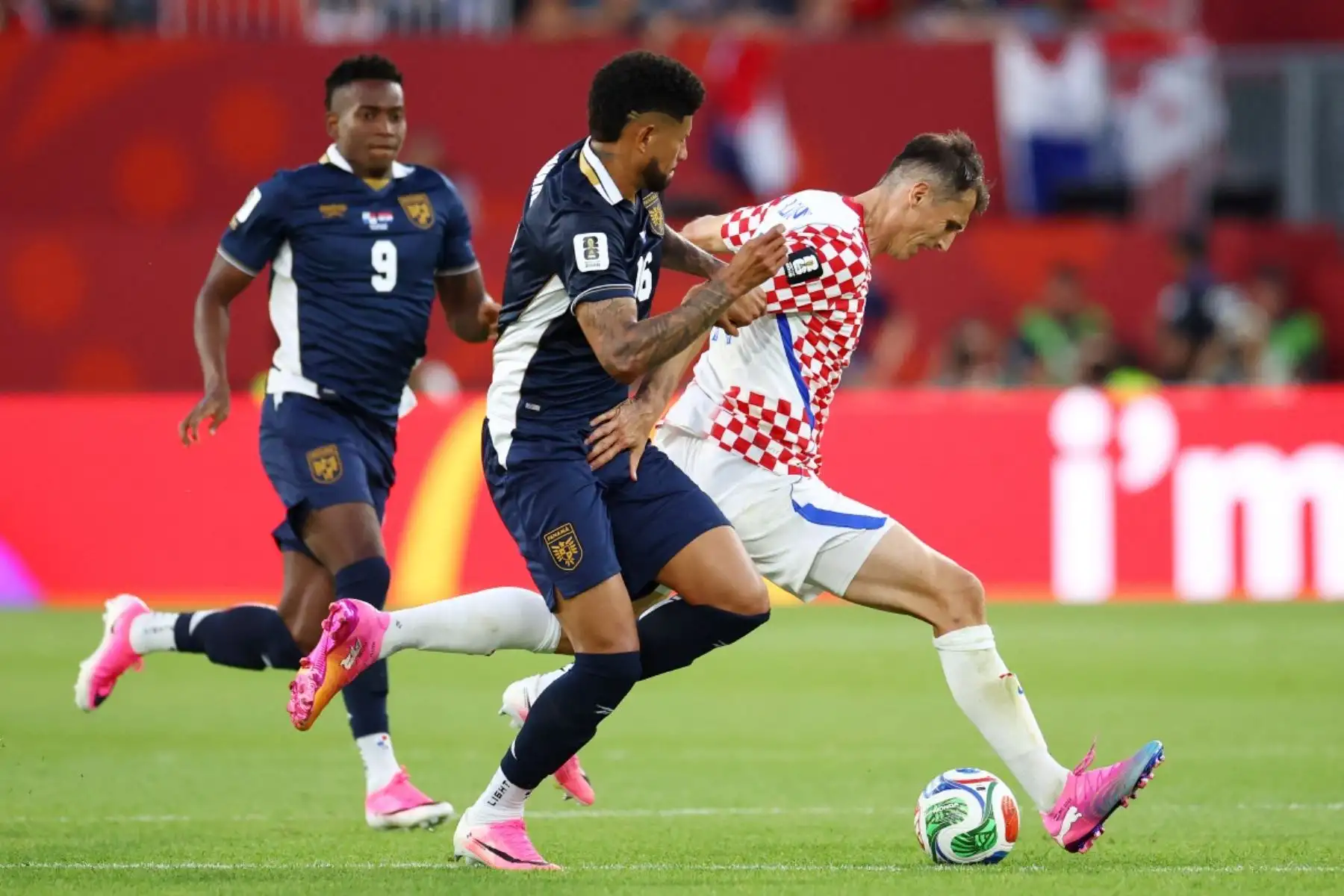 El defensa panameño número 16, Andrés Andrade, y el delantero croata número 11, Ante Budimir, luchan por el balón durante el partido de fútbol del Grupo L de la Copa Mundial 2026 entre Panamá y Croacia en el Estadio de Toronto, el 23 de junio de 2026. (Foto de Cole Burston / AFP)