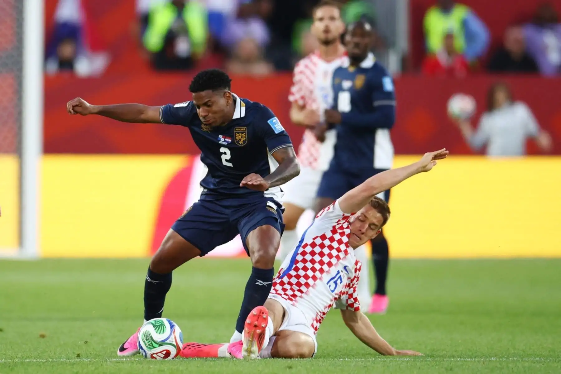 El defensa panameño número 02, César Blackman, y el centrocampista croata Mario Pasalic luchan por el balón durante el partido de fútbol del Grupo L del Mundial 2026 entre Panamá y Croacia en el Estadio de Toronto, el 23 de junio de 2026. (Foto de Cole Burston / AFP)