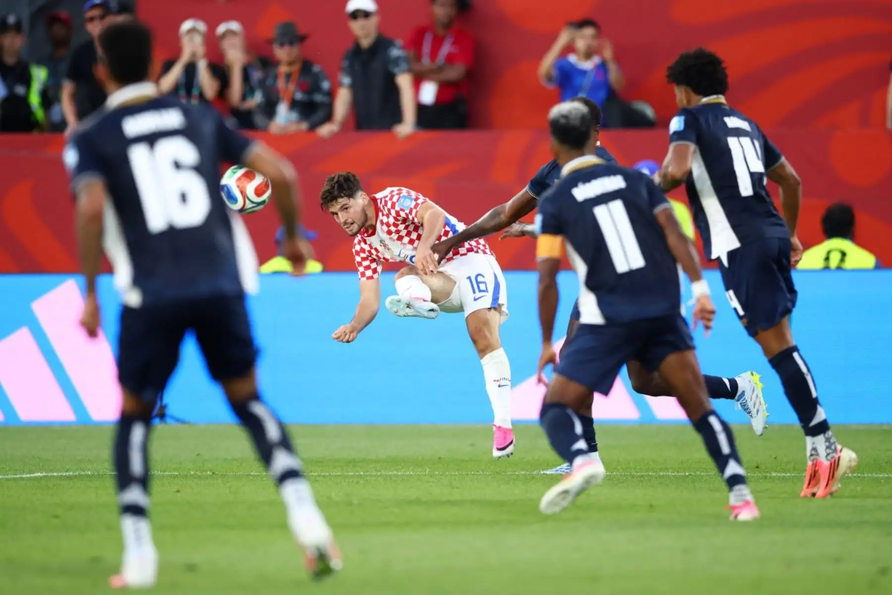 El defensa panameño número 16, Andrés Andrade, patea el balón durante el partido de fútbol del Grupo L de la Copa Mundial 2026 entre Panamá y Croacia en el Estadio de Toronto, el 23 de junio de 2026. (Foto de Cole Burston / AFP)
