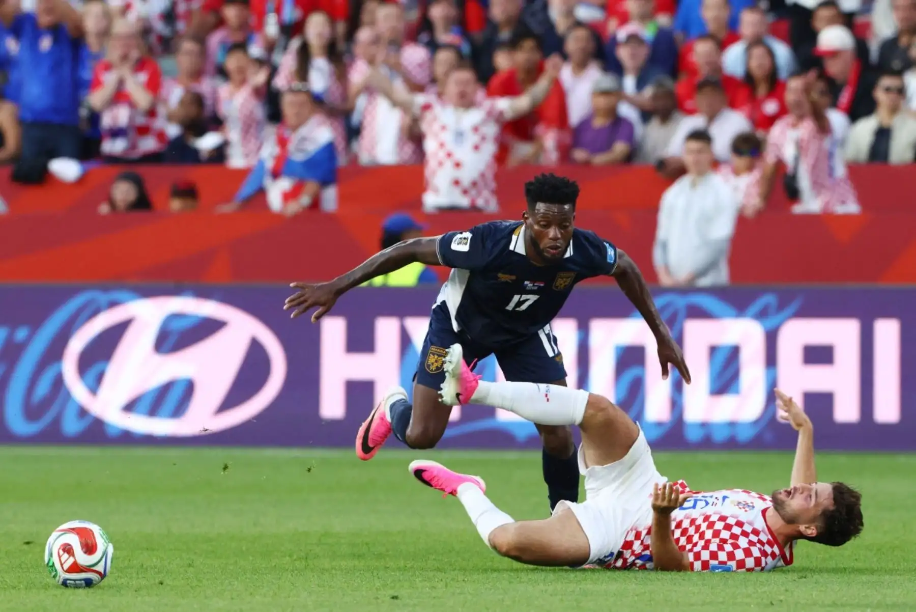 El delantero panameño número 17, José Fajardo, y el centrocampista croata número 16, Martín Baturina, luchan por el balón durante el partido de fútbol del Grupo L del Mundial 2026 entre Panamá y Croacia en el Estadio de Toronto, el 23 de junio de 2026. (Foto de Cole Burston / AFP)