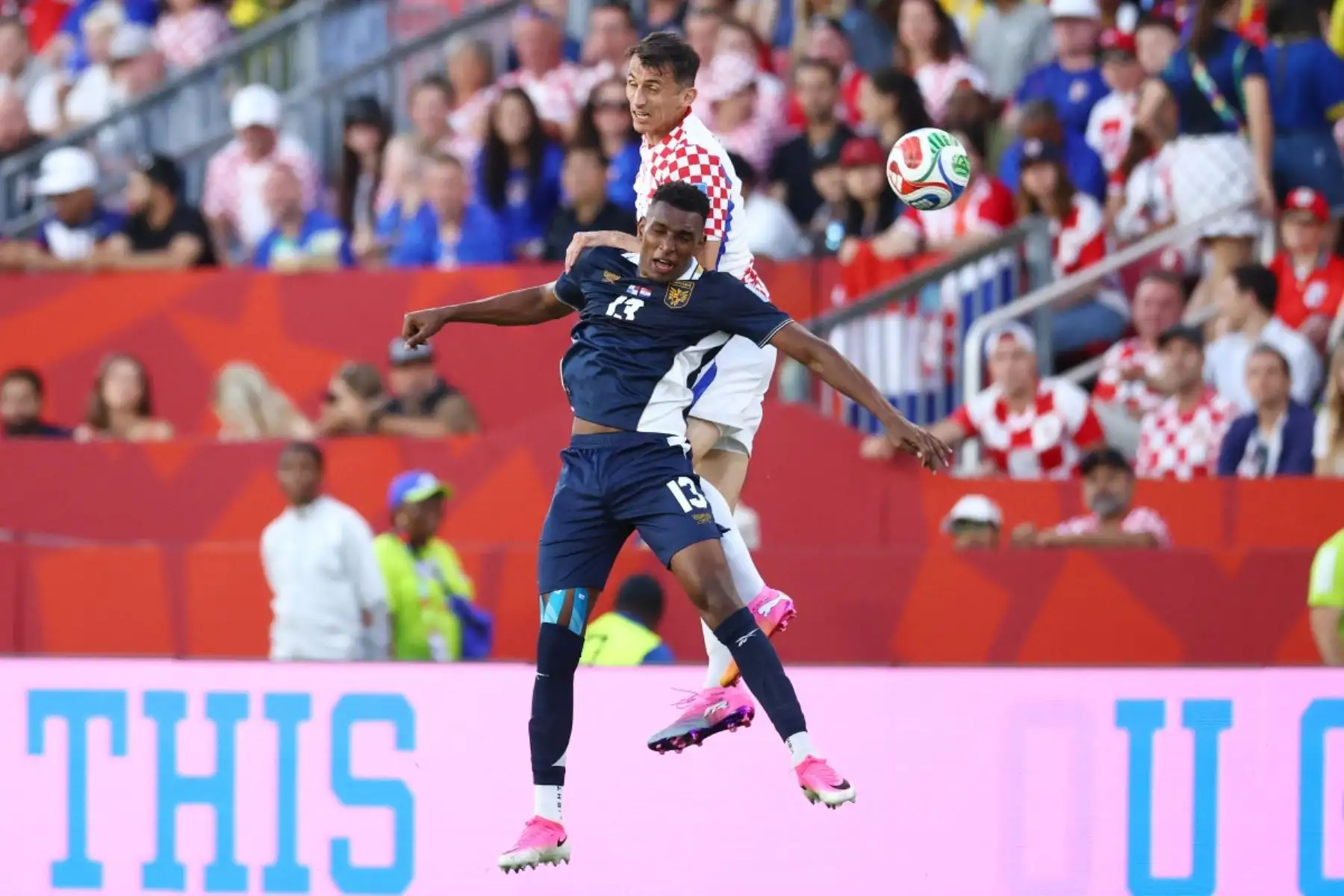 El defensa panameño Jiovany Ramos (número 13) y el delantero croata Ante Budimir (número 11) luchan por el balón durante el partido de fútbol del Grupo L del Mundial 2026 entre Panamá y Croacia en el Estadio de Toronto, el 23 de junio de 2026. (Foto de Cole Burston / AFP)