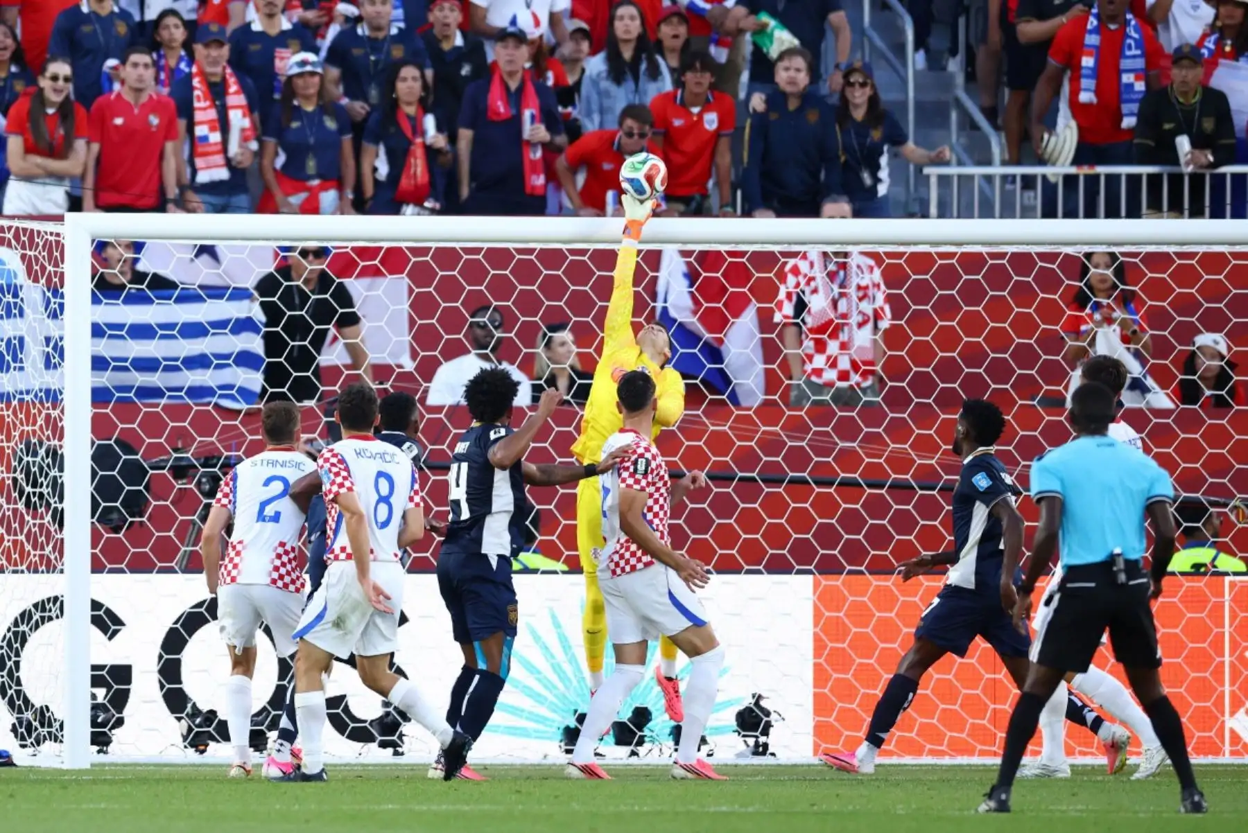 El portero croata Dominik Livakovic (n.º 01) realiza una parada ante el centrocampista panameño Carlos Harvey (n.º 14) durante el partido de fútbol del Grupo L de la Copa Mundial 2026 entre Panamá y Croacia en el Estadio de Toronto, el 23 de junio de 2026. (Foto de Cole Burston / AFP)