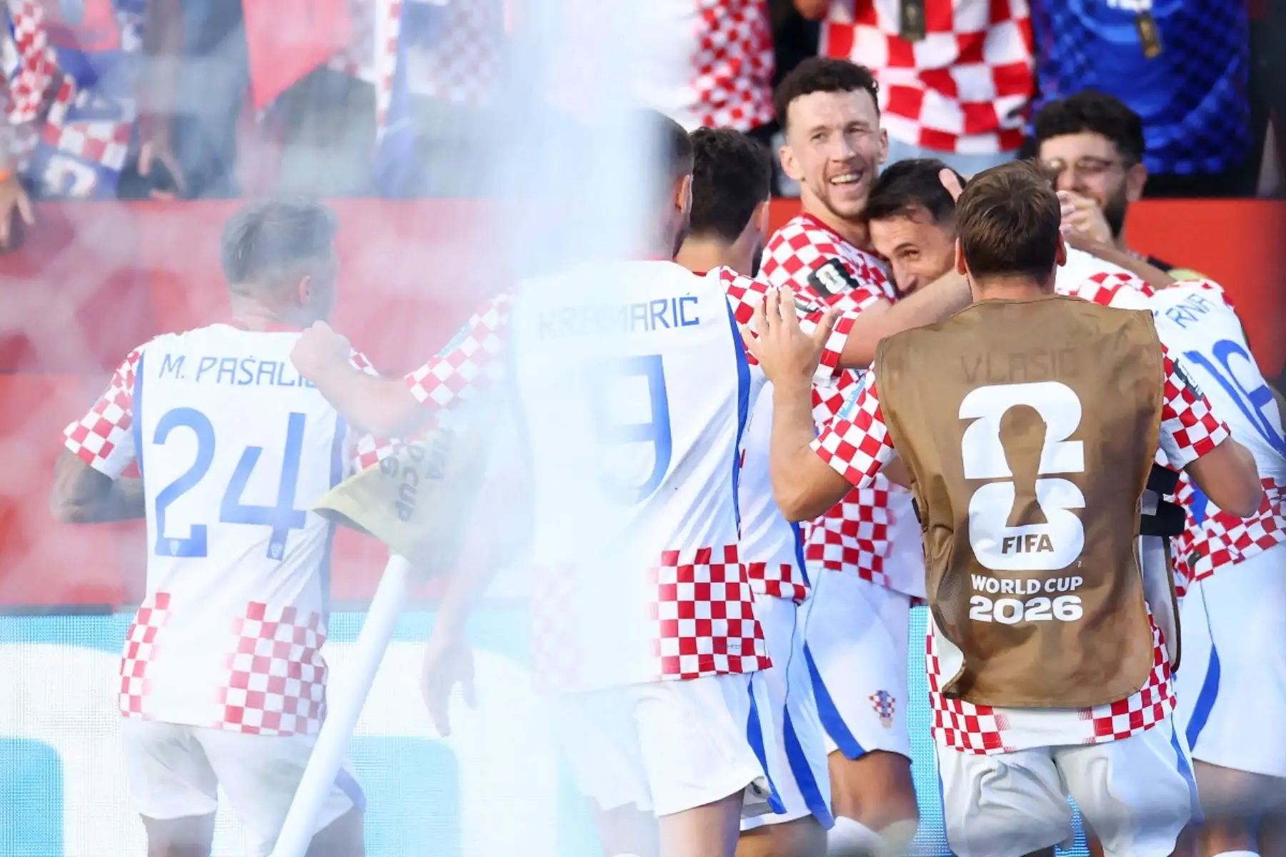 El delantero croata Ante Budimir (segundo por la izquierda), número 11 del ranking, celebra con sus compañeros el primer gol de su equipo durante el partido de fútbol del Grupo L de la Copa Mundial 2026 entre Panamá y Croacia, disputado en el Estadio de Toronto el 23 de junio de 2026. (Foto de Cole Burston / AFP)