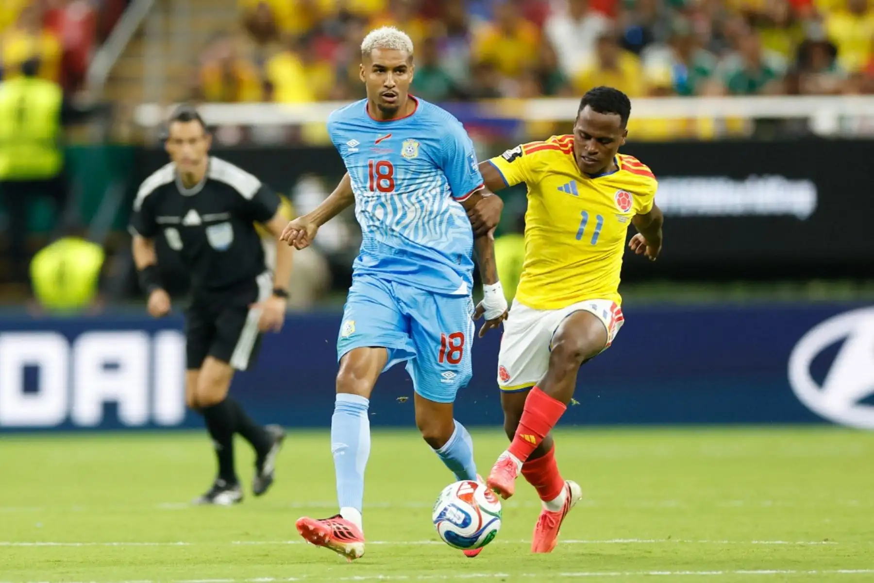 El centrocampista número 18 de la República Democrática del Congo, Charles Pickel, y el centrocampista número 11 de Colombia, Jhon Arias, luchan por el balón durante el partido de fútbol del Grupo K del Mundial 2026 entre Colombia y la República Democrática del Congo en el Estadio Guadalajara de Zapopan, el 23 de junio de 2026. (Foto de Ulises RUIZ / AFP)