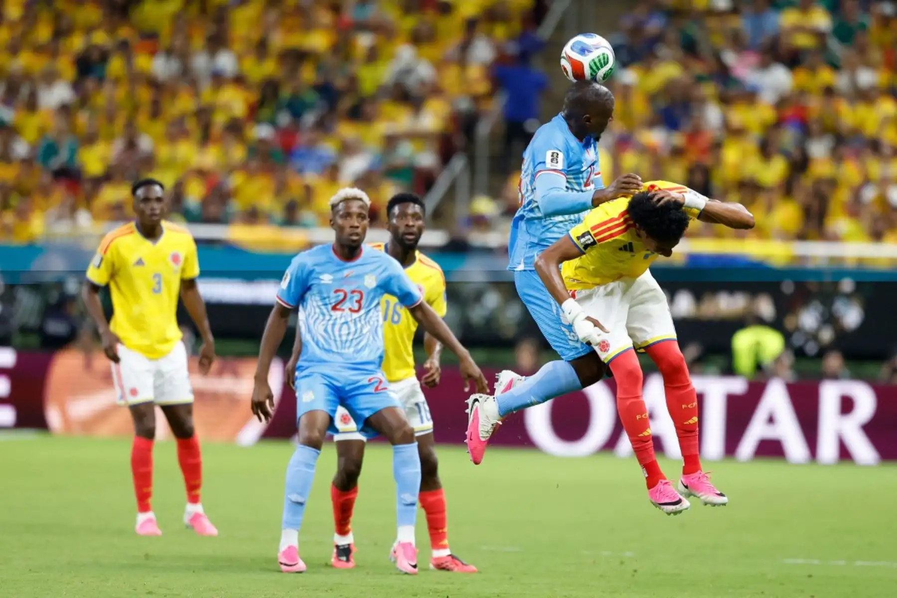 El centrocampista de la República Democrática del Congo, Edo Kayembe (número 25), y el delantero colombiano, Luis Díaz (número 7), disputan el balón durante el partido de fútbol del Grupo K del Mundial 2026 entre Colombia y la República Democrática del Congo en el Estadio Guadalajara de Zapopan, el 23 de junio de 2026. (Foto de Ulises RUIZ / AFP)