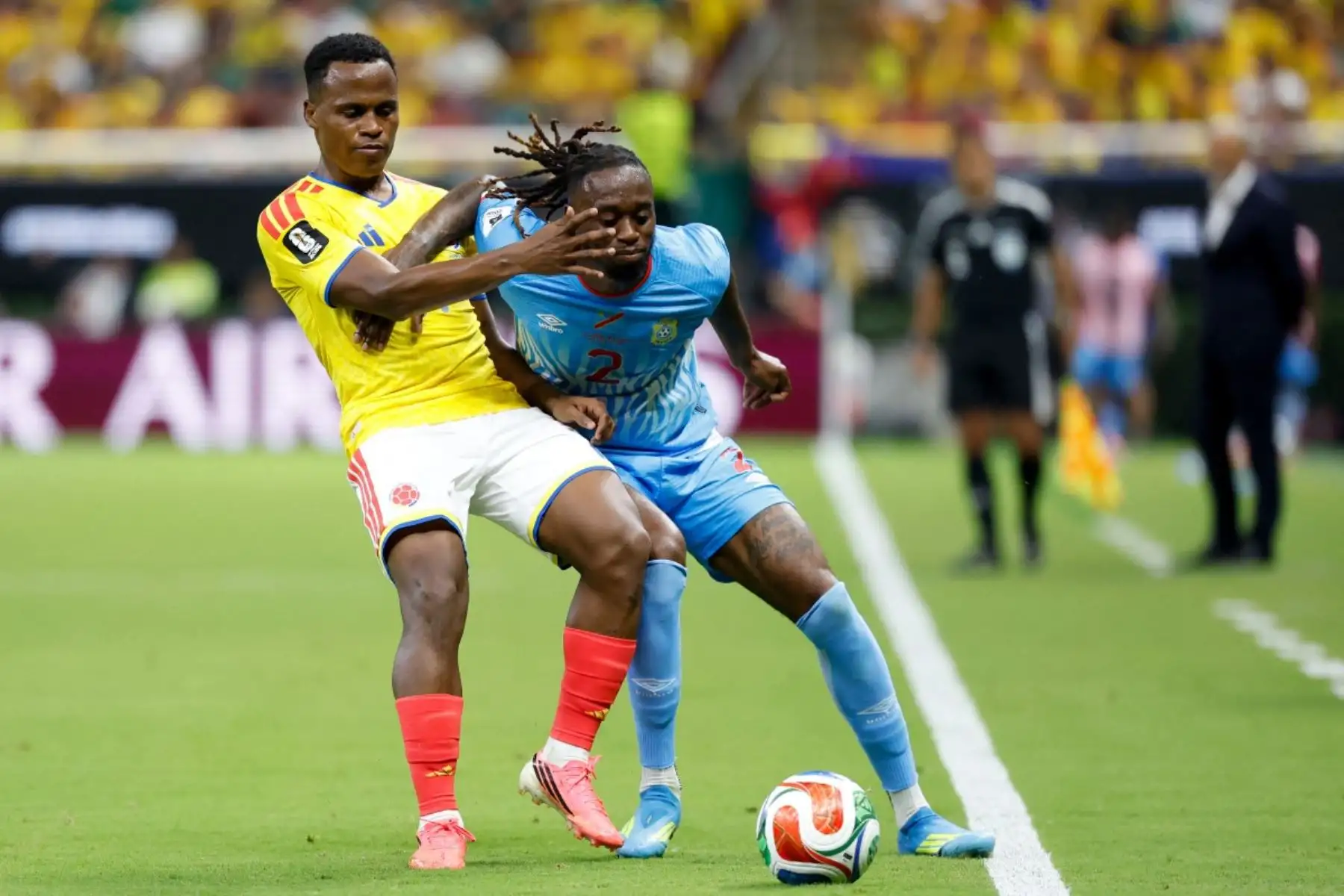 El centrocampista colombiano Jhon Arias (número 11) y el defensa de la República Democrática del Congo Aaron Wan-Bissaka (número 2) disputan el balón durante el partido de fútbol del Grupo K del Mundial 2026 entre Colombia y la República Democrática del Congo en el Estadio Guadalajara de Zapopan, el 23 de junio de 2026. (Foto de Ulises RUIZ / AFP)