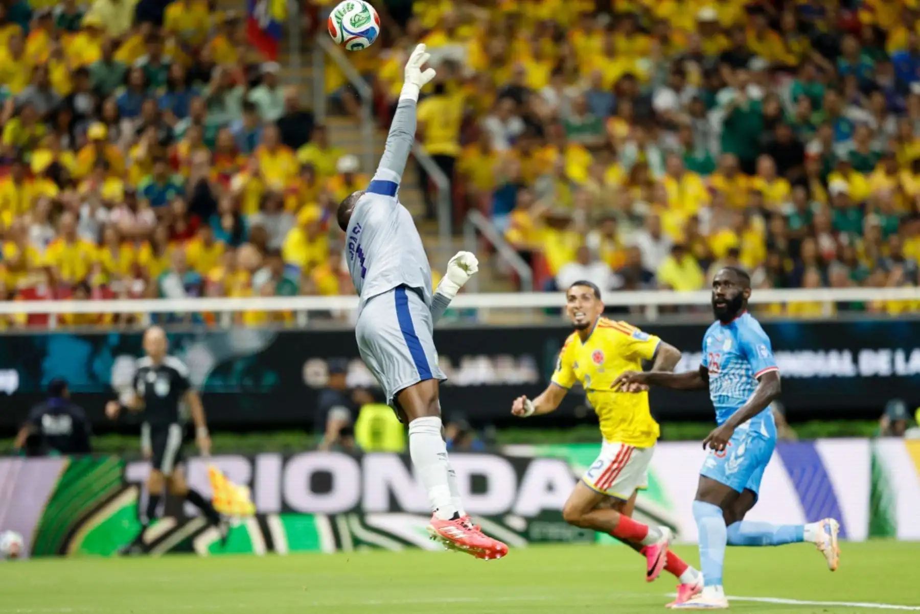 El portero número 01 de la República Democrática del Congo, Lionel Mpasi, realiza una parada durante el partido de fútbol del Grupo K de la Copa Mundial 2026 entre Colombia y la República Democrática del Congo en el Estadio Guadalajara en Zapopan el 23 de junio de 2026. (Foto de Ulises RUIZ / AFP)