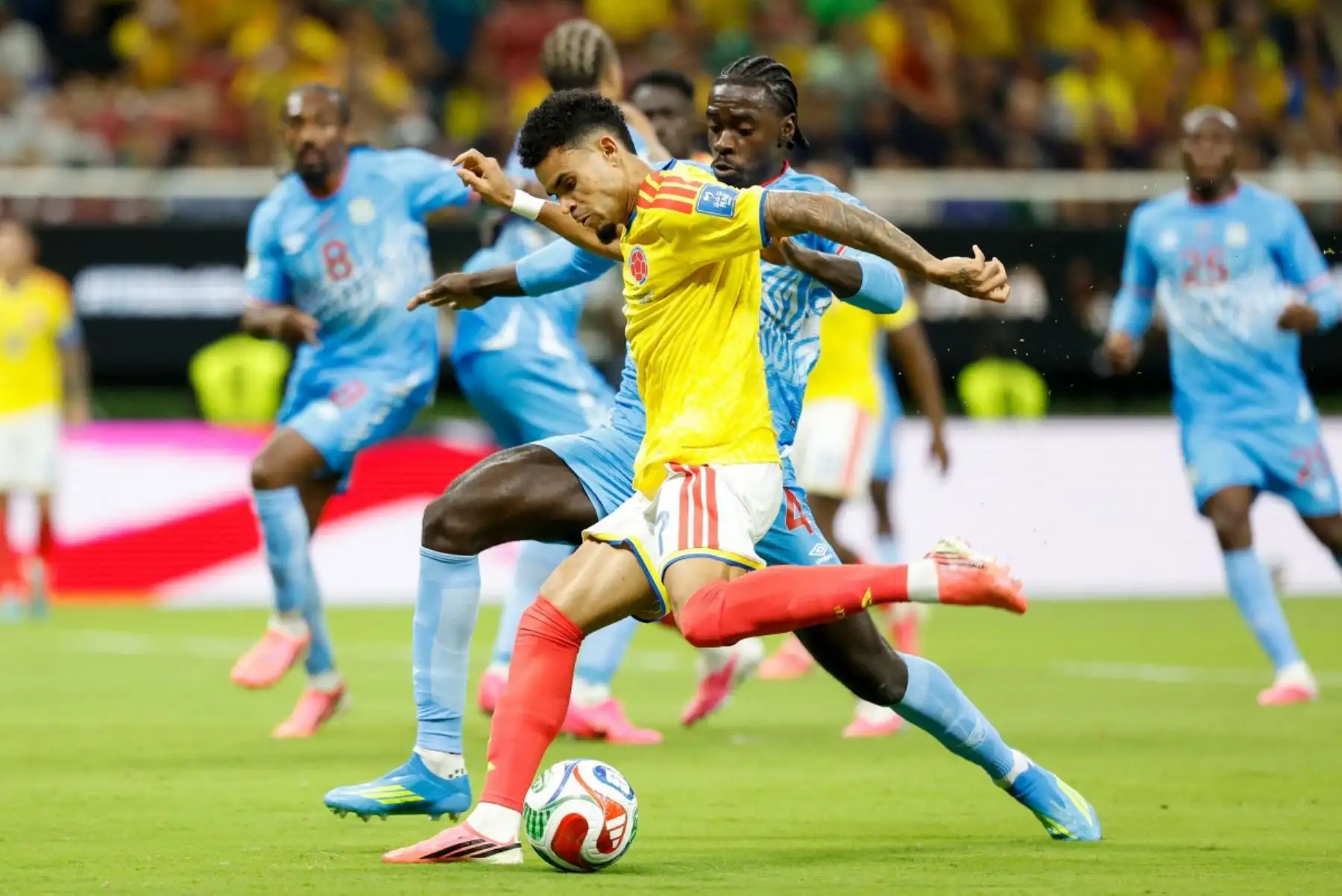 El defensa de la República Democrática del Congo, Axel Tuanzebe (n.º 04), y el delantero colombiano, Luis Díaz (n.º 07), disputan el balón durante el partido de fútbol del Grupo K del Mundial 2026 entre Colombia y la República Democrática del Congo en el Estadio Guadalajara de Zapopan, el 23 de junio de 2026. (Foto de Ulises Ruiz / AFP)