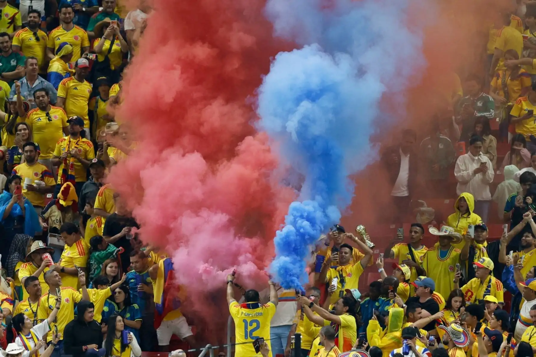 Aficionados colombianos celebran al término del partido de fútbol del Grupo K del Mundial 2026 entre Colombia y la República Democrática del Congo en el Estadio Guadalajara de Zapopan, el 23 de junio de 2026. (Foto de Ulises RUIZ / AFP)