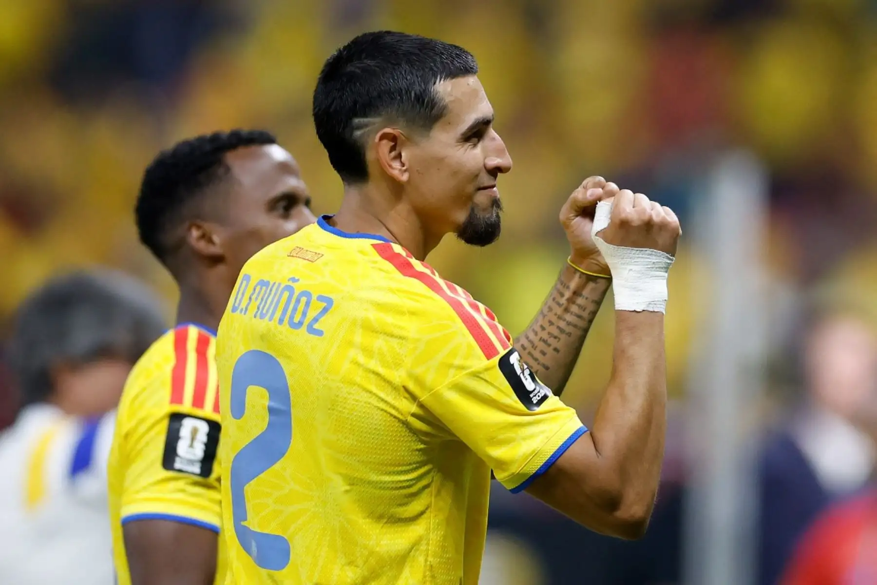 El defensa colombiano Daniel Muñoz, número 2 del ranking, celebra la victoria en el partido de fútbol del Grupo K del Mundial 2026 entre Colombia y la República Democrática del Congo, disputado en el Estadio Guadalajara de Zapopan el 23 de junio de 2026. (Foto de Ulises Ruiz / AFP)