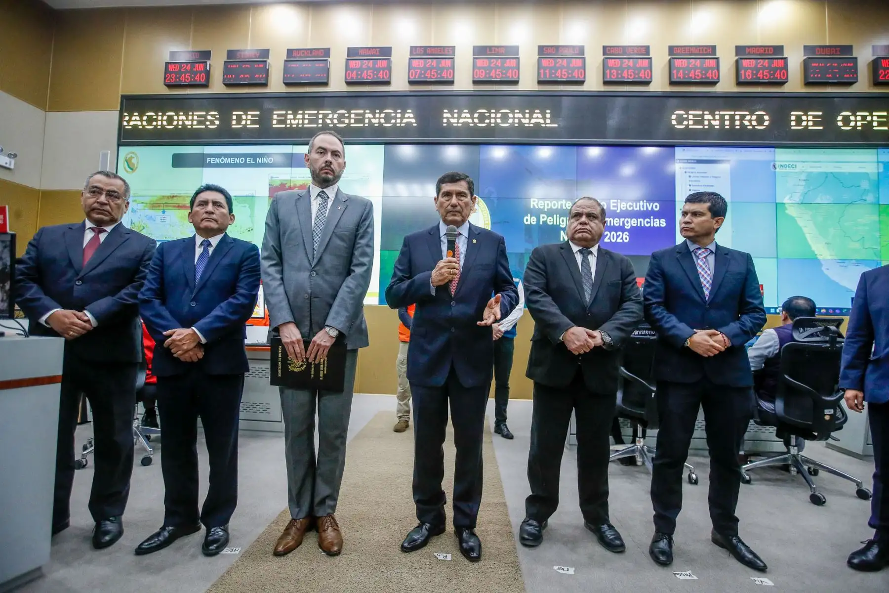 El presidente del Consejo de Ministros, Luis Arroyo, y ministros de Estado ofrecieron una conferencia de prensa en el Centro de Operaciones de Emergencia Nacional (COEN), donde informaron sobre las medidas adoptadas por el Gobierno para reducir riesgos y fortalecer la preparación y respuesta ante el fenómeno de El Niño. Foto: ANDINA/Eddy Ramos.