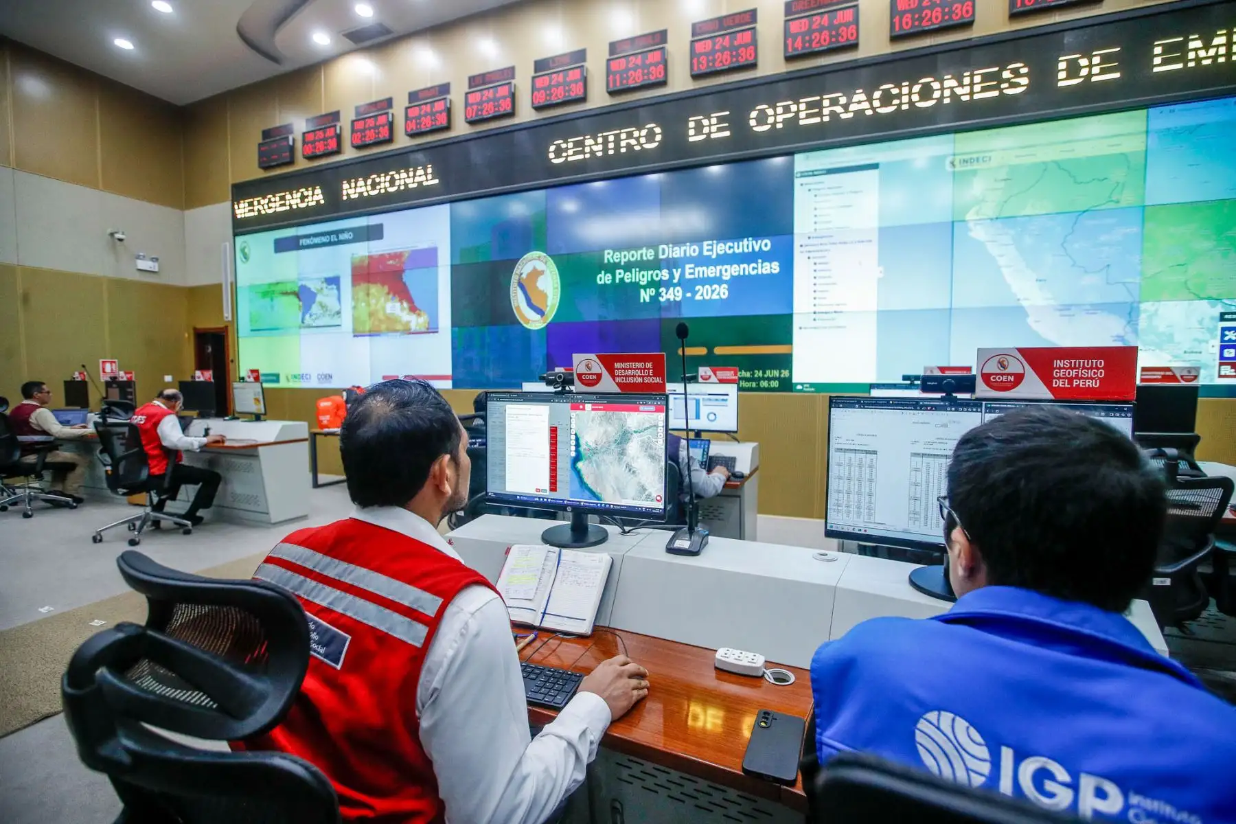 El presidente del Consejo de Ministros, Luis Arroyo, y ministros de Estado ofrecieron una conferencia de prensa en el Centro de Operaciones de Emergencia Nacional (COEN), donde informaron sobre las medidas adoptadas por el Gobierno para reducir riesgos y fortalecer la preparación y respuesta ante el fenómeno de El Niño. Foto: ANDINA/Eddy Ramos.