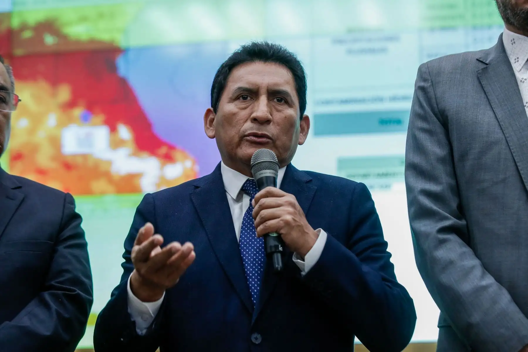 El presidente del Consejo de Ministros, Luis Arroyo, y ministros de Estado ofrecieron una conferencia de prensa en el Centro de Operaciones de Emergencia Nacional (COEN), donde informaron sobre las medidas adoptadas por el Gobierno para reducir riesgos y fortalecer la preparación y respuesta ante el fenómeno de El Niño. Foto: ANDINA/Eddy Ramos.