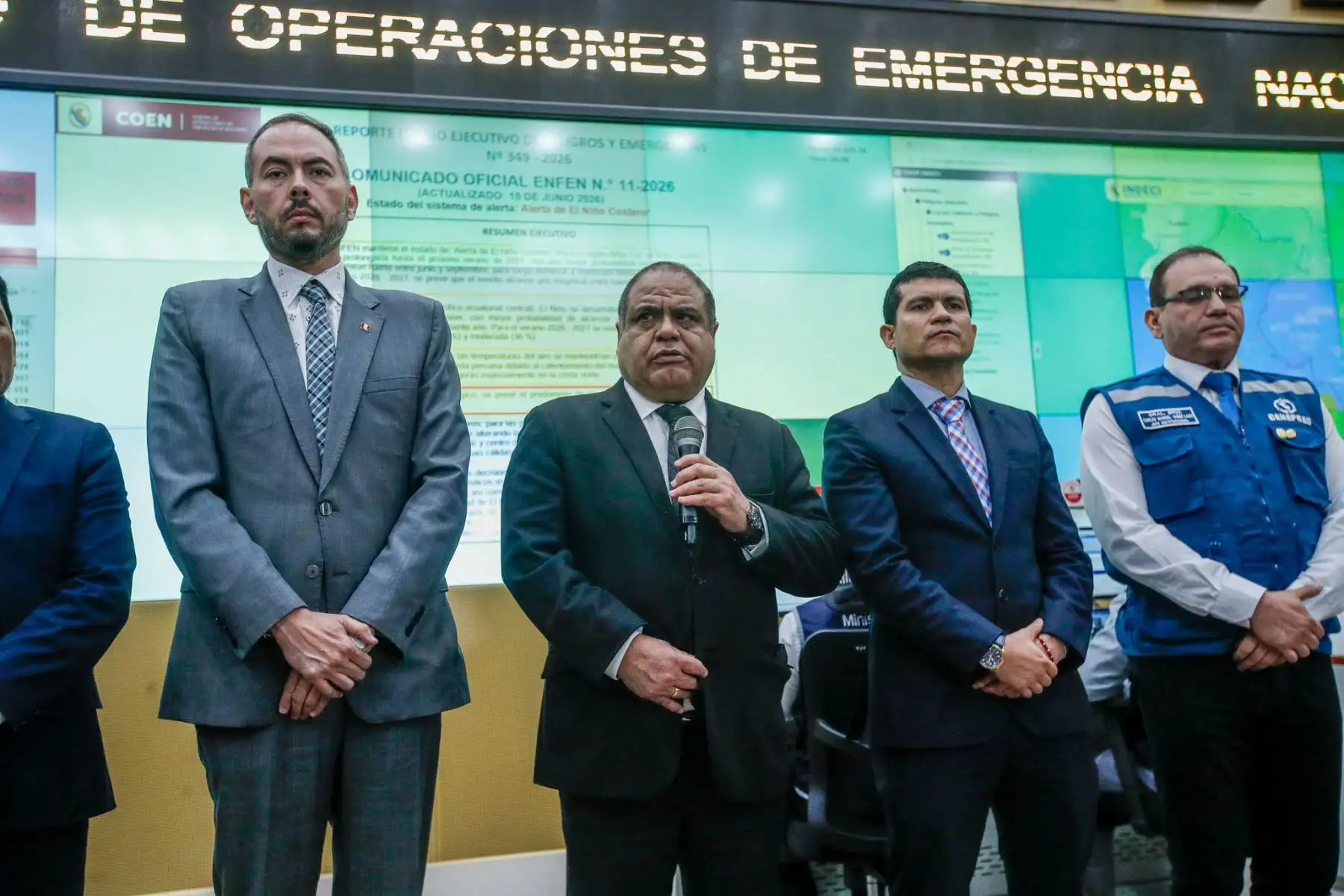 El presidente del Consejo de Ministros, Luis Arroyo, y ministros de Estado ofrecieron una conferencia de prensa en el Centro de Operaciones de Emergencia Nacional (COEN), donde informaron sobre las medidas adoptadas por el Gobierno para reducir riesgos y fortalecer la preparación y respuesta ante el fenómeno de El Niño. Foto: ANDINA/Eddy Ramos.