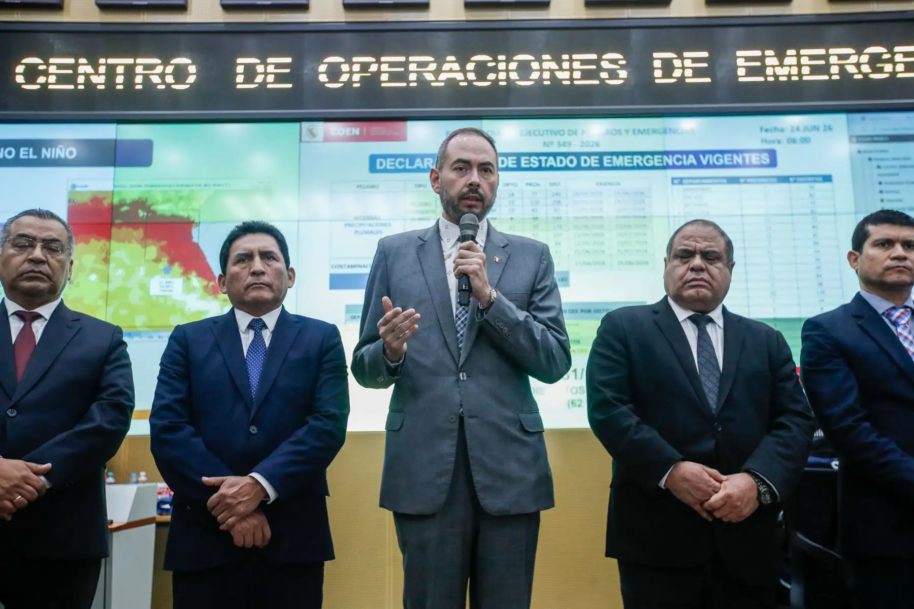 El presidente del Consejo de Ministros, Luis Arroyo, y ministros de Estado ofrecieron una conferencia de prensa en el Centro de Operaciones de Emergencia Nacional (COEN), donde informaron sobre las medidas adoptadas por el Gobierno para reducir riesgos y fortalecer la preparación y respuesta ante el fenómeno de El Niño. Foto: ANDINA/Eddy Ramos.