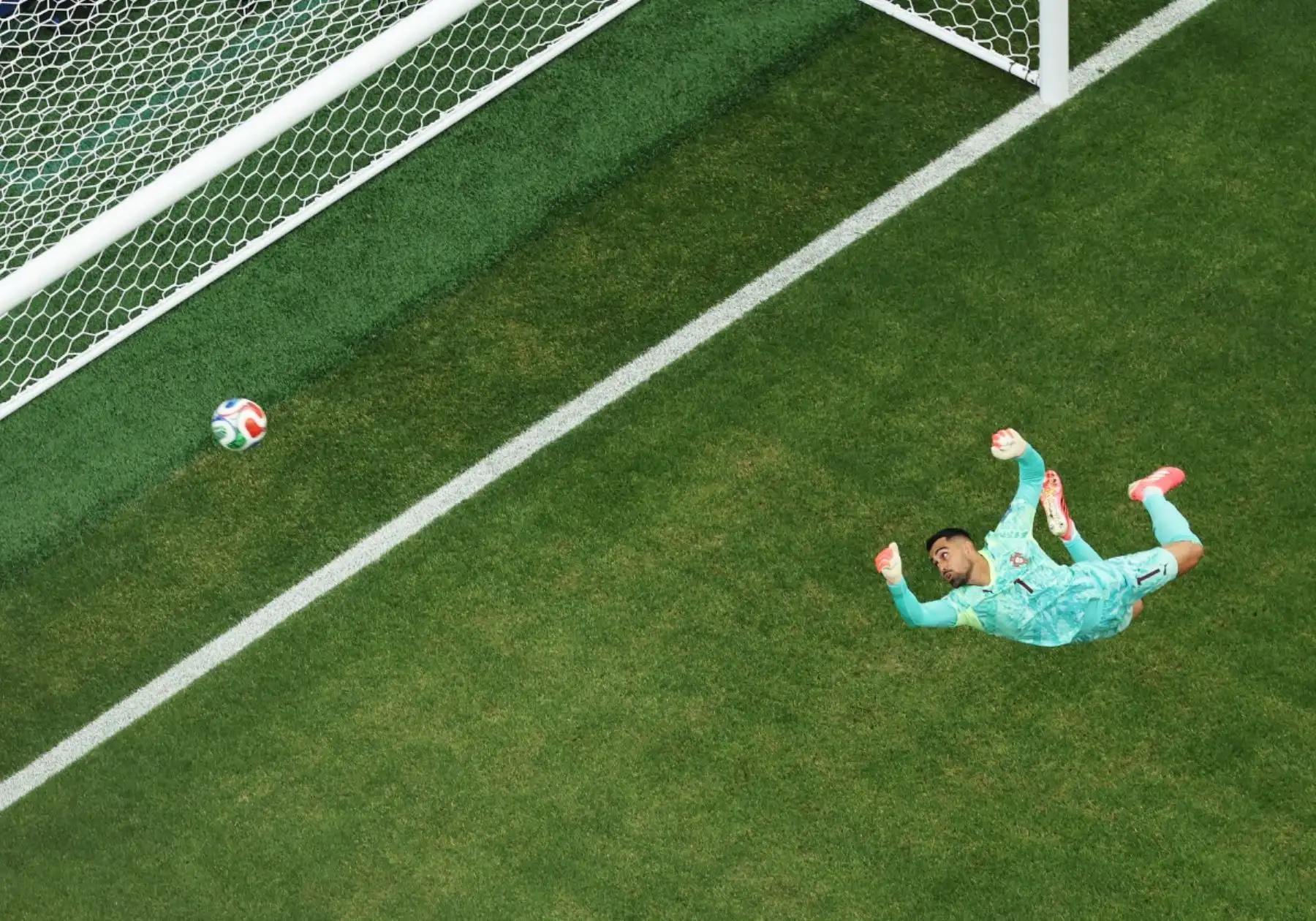 Diogo Costa #1 de Portugal se lanza en vano mientras Azizjon Ganiev #19 (no aparece en la imagen) de Uzbekistán anota el primer gol del equipo, que posteriormente fue anulado por una falta cometida por Abbosbek Fayzullaev #22 (no aparece en la imagen) durante el partido del Grupo K de la Copa Mundial de la FIFA 2026 entre Portugal y Uzbekistán en el Estadio de Houston el 23 de junio de 2026 en Houston, Texas. Foto: AFP
