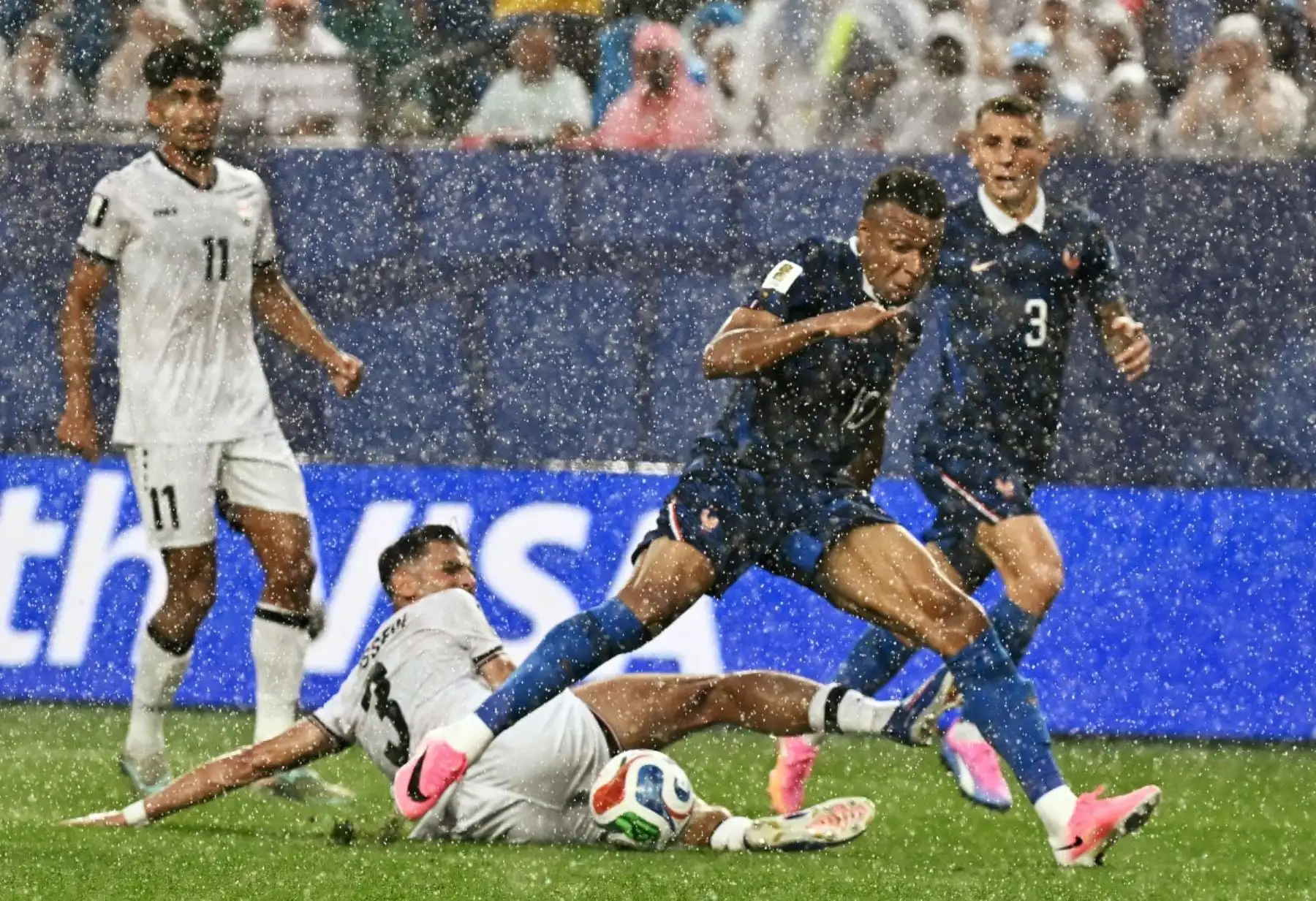 El defensa iraquí número 03, Hussein Ali, y el delantero francés número 10, Kylian Mbappé, luchan por el balón durante el partido de fútbol del Grupo I de la Copa Mundial de 2026 entre Francia e Irak en el Estadio de Filadelfia en Filadelfia el 22 de junio de 2026. Foto: AFP