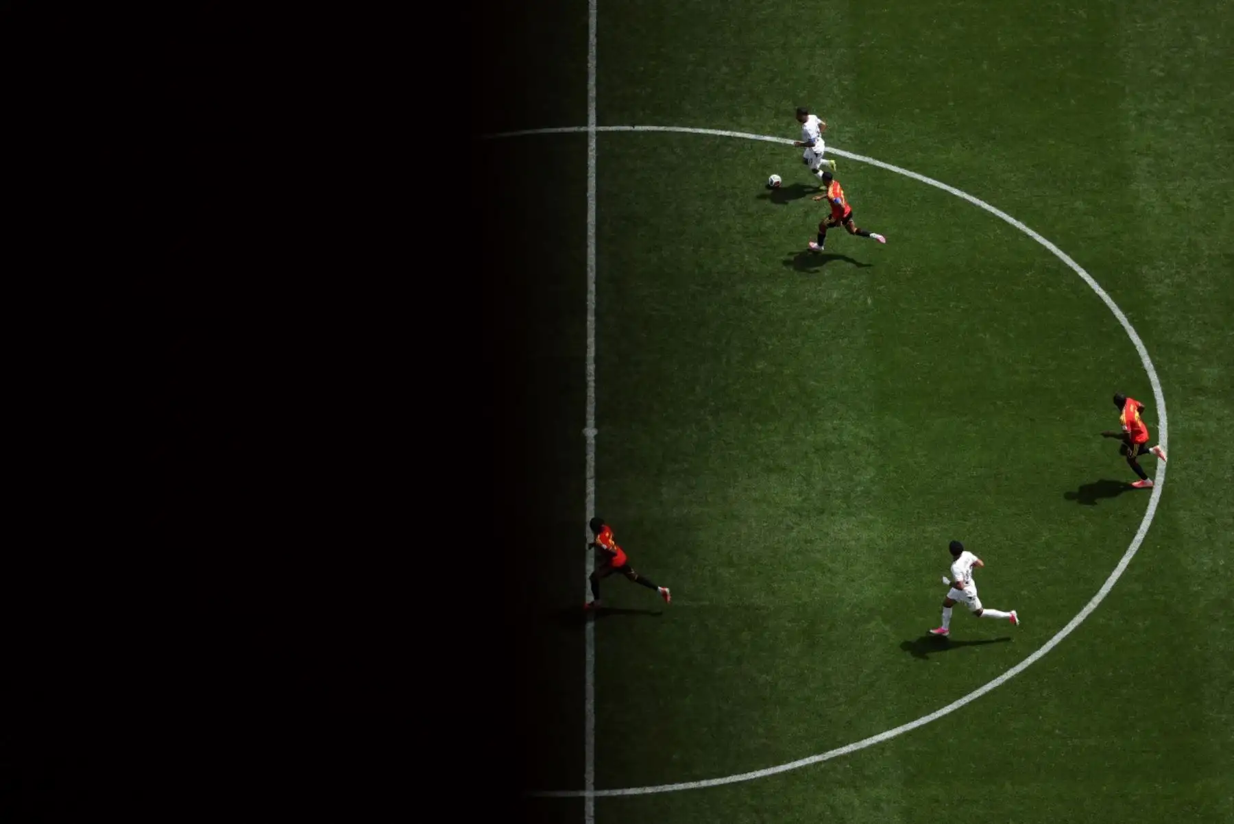 Mohamed Salah, número 10 de Egipto, controla el balón bajo la presión de Youri Tielemans, número 8 de Bélgica, durante el partido del Grupo G de la Copa Mundial de la FIFA 2026 entre Bélgica y Egipto en el Estadio de Seattle el 15 de junio de 2026 en Seattle, Washington. Foto: AFP