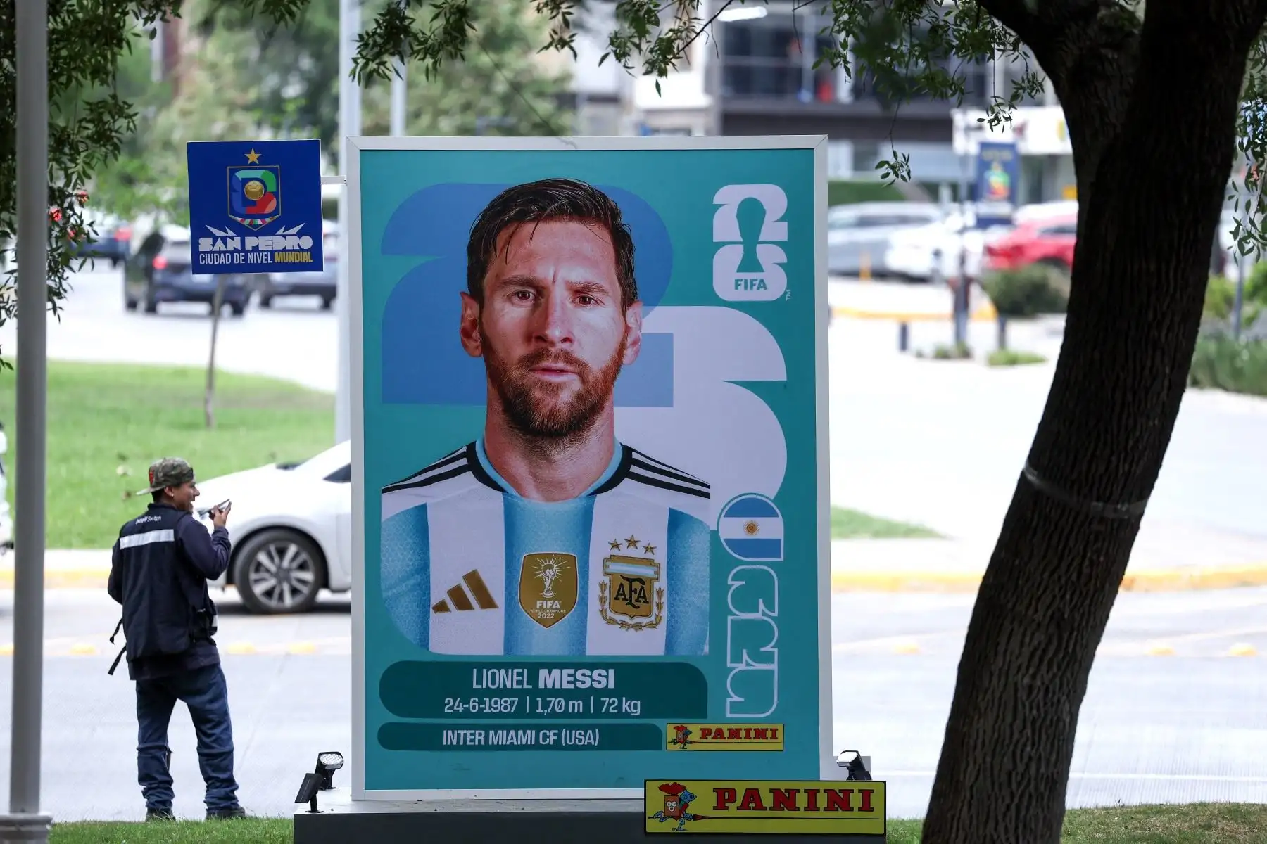 Una gran pegatina de Panini con la imagen del delantero argentino Lionel Messi aparece en una calle de San Pedro Garza García, cerca de Monterrey, México, el 9 de junio de 2026, antes del Mundial de Fútbol de 2026. Foto: AFP