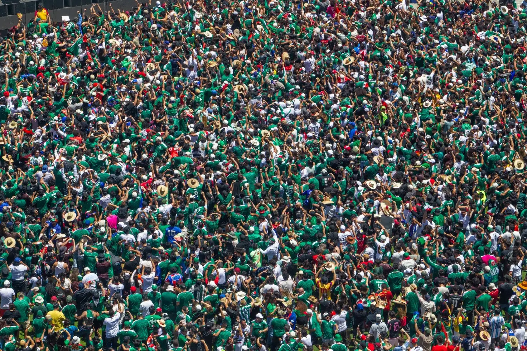 Los hinchas mexicanos celebran un gol marcado por Julián Quiñones mientras ven el partido entre México y Sudáfrica durante el Festival de Aficionados de la FIFA en el LA Memorial Coliseum en la jornada inaugural del torneo de fútbol de la Copa Mundial de 2026 en Los Ángeles, el 11 de junio de 2026. Foto: AFP