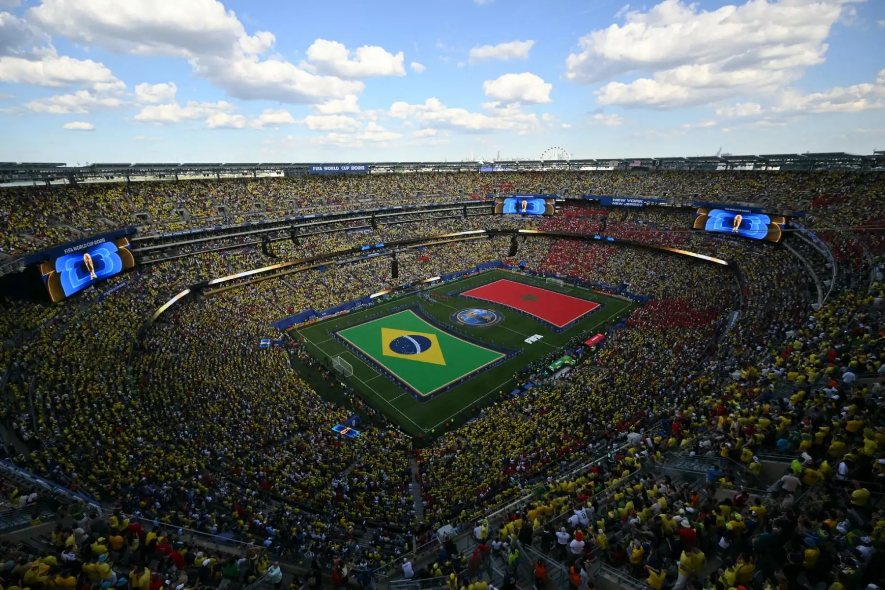 Esta imagen muestra las banderas nacionales de Brasil y Marruecos durante el partido de fútbol del Grupo C de la Copa Mundial de 2026 entre Brasil y Marruecos en el estadio New York/New Jersey en East Rutherford el 13 de junio de 2026. Foto: AFP