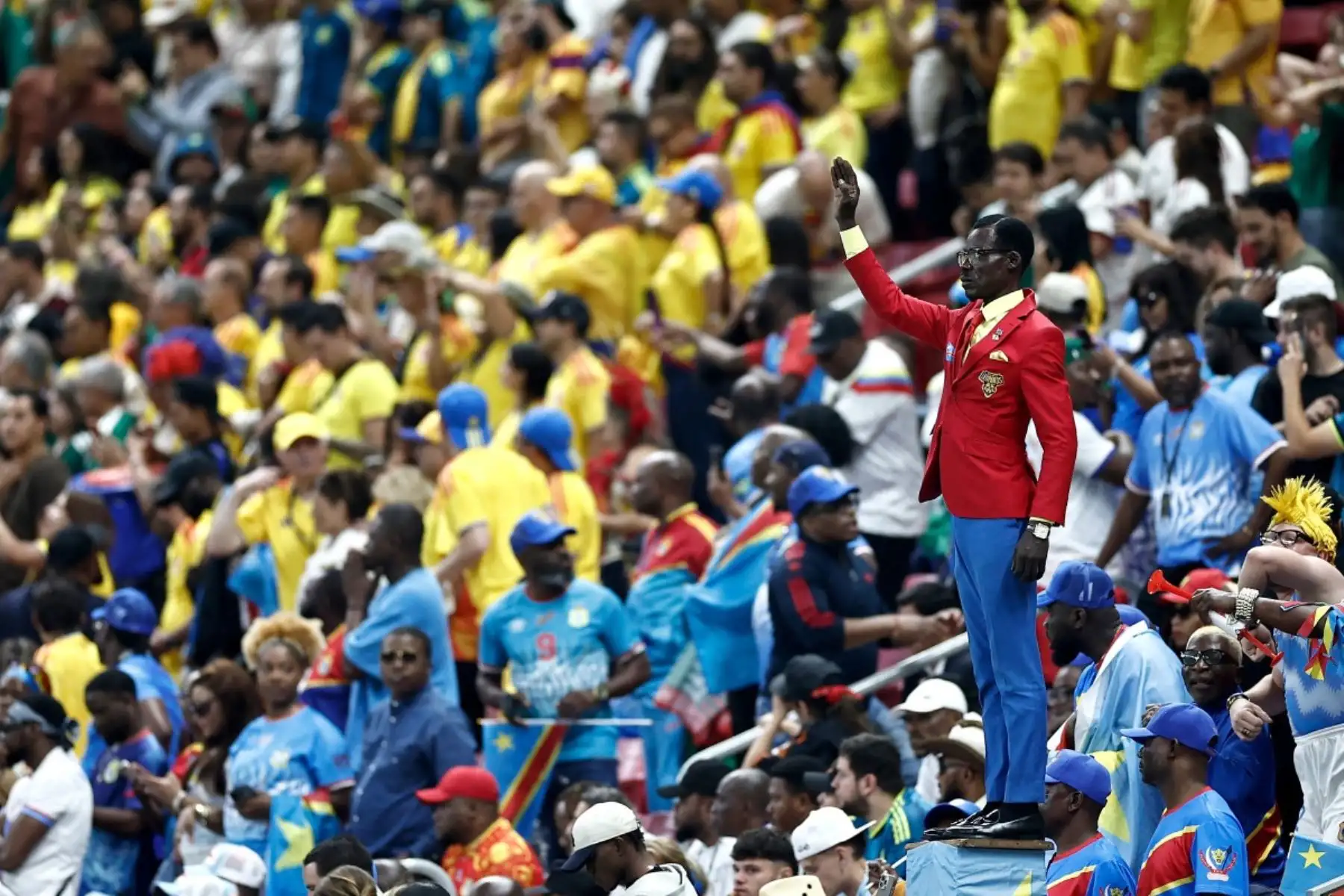 Michel Kuka Mboladinga, simpatizante de la República Democrática del Congo, rinde homenaje al fallecido primer ministro de la República Democrática del Congo, Patrice Lumumba, permaneciendo inmóvil antes del partido de fútbol del Grupo K de la Copa Mundial de 2026 entre Colombia y la República Democrática del Congo en el Estadio Guadalajara en Zapopan el 23 de junio de 2026. Foto: AFP