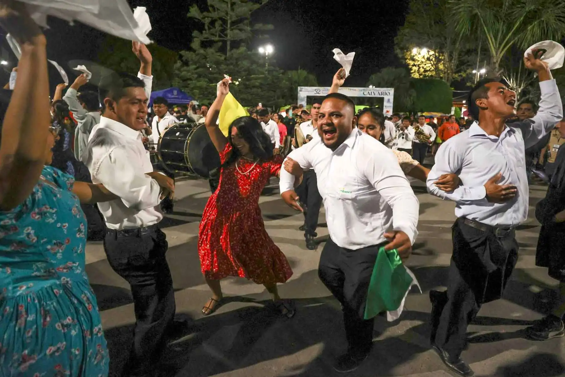 Desde las primeras horas de hoy, cuando el sol aún no asomaba en el horizonte, miles de moyobambinos iniciaron las celebraciones por el Día de San Juan, la festividad más importante de la Amazonía peruana. La ciudad se llenó de música, color y fervor popular en una manifestación cultural que fortalece la identidad amazónica y atrae a visitantes de todo el país. Foto: ANDINA/ Carlos Américo Lezama Villantoy