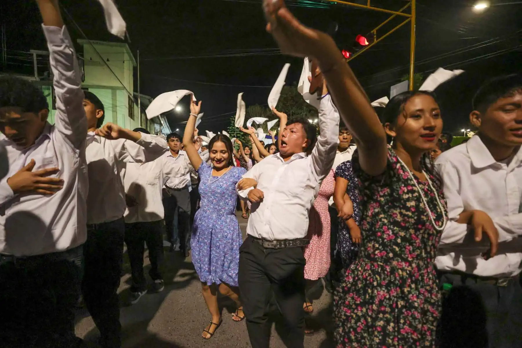 Desde las primeras horas de hoy, cuando el sol aún no asomaba en el horizonte, miles de moyobambinos iniciaron las celebraciones por el Día de San Juan, la festividad más importante de la Amazonía peruana. La ciudad se llenó de música, color y fervor popular en una manifestación cultural que fortalece la identidad amazónica y atrae a visitantes de todo el país. Foto: ANDINA/ Carlos Américo Lezama Villantoy