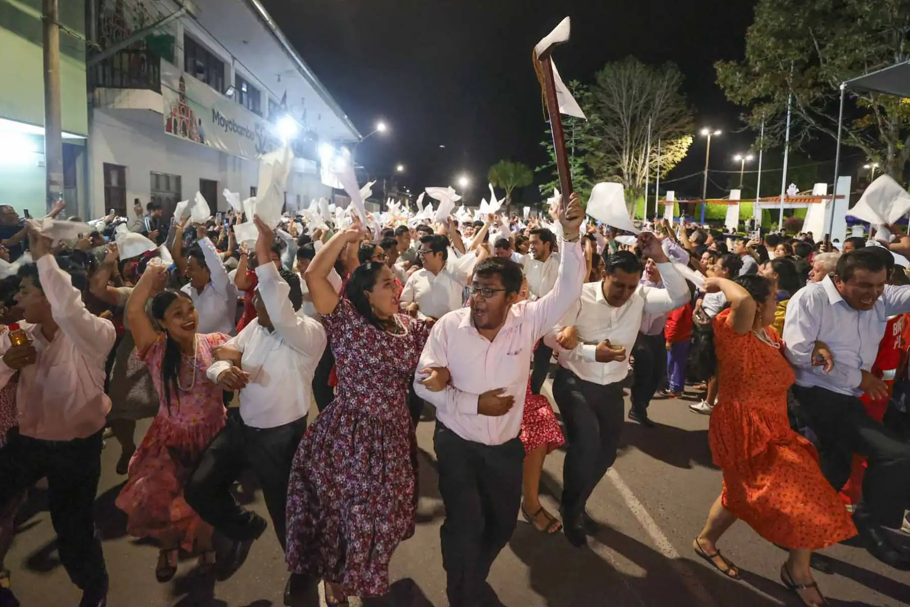 Minutos después de las 4:00 de la madrugada, cientos de parejas de danzantes se congregaron en la Plaza de Armas de Moyobamba para participar en el tradicional recorrido hacia los baños termales de San Mateo. El alcalde provincial, Ernesto Peña Robalino, dio inicio a la jornada festiva en medio de un espectáculo de fuegos artificiales que iluminó el cielo de la capital sanmartinense. Foto: ANDINA/ Carlos Américo Lezama Villantoy