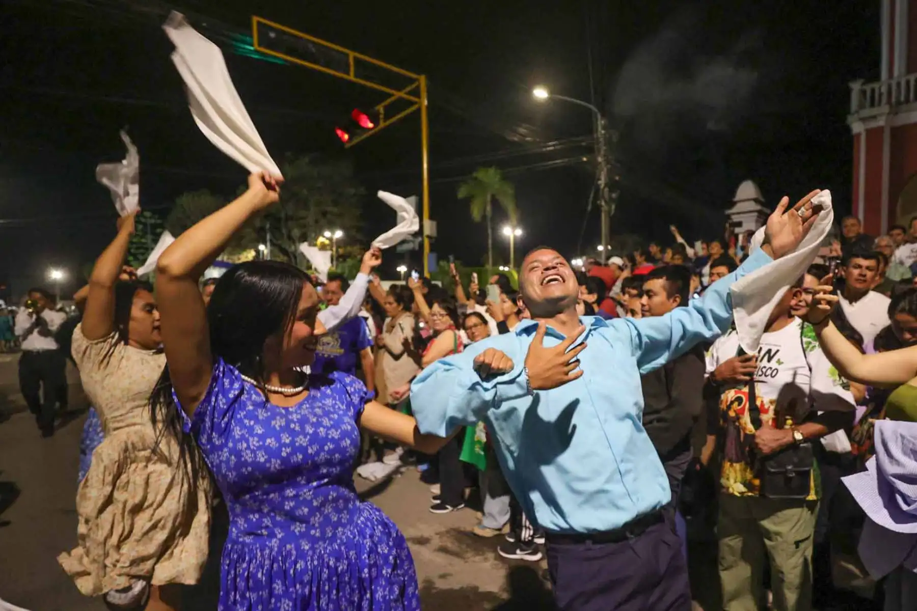 Minutos después de las 4:00 de la madrugada, cientos de parejas de danzantes se congregaron en la Plaza de Armas de Moyobamba para participar en el tradicional recorrido hacia los baños termales de San Mateo. El alcalde provincial, Ernesto Peña Robalino, dio inicio a la jornada festiva en medio de un espectáculo de fuegos artificiales que iluminó el cielo de la capital sanmartinense. Foto: ANDINA/ Carlos Américo Lezama Villantoy
