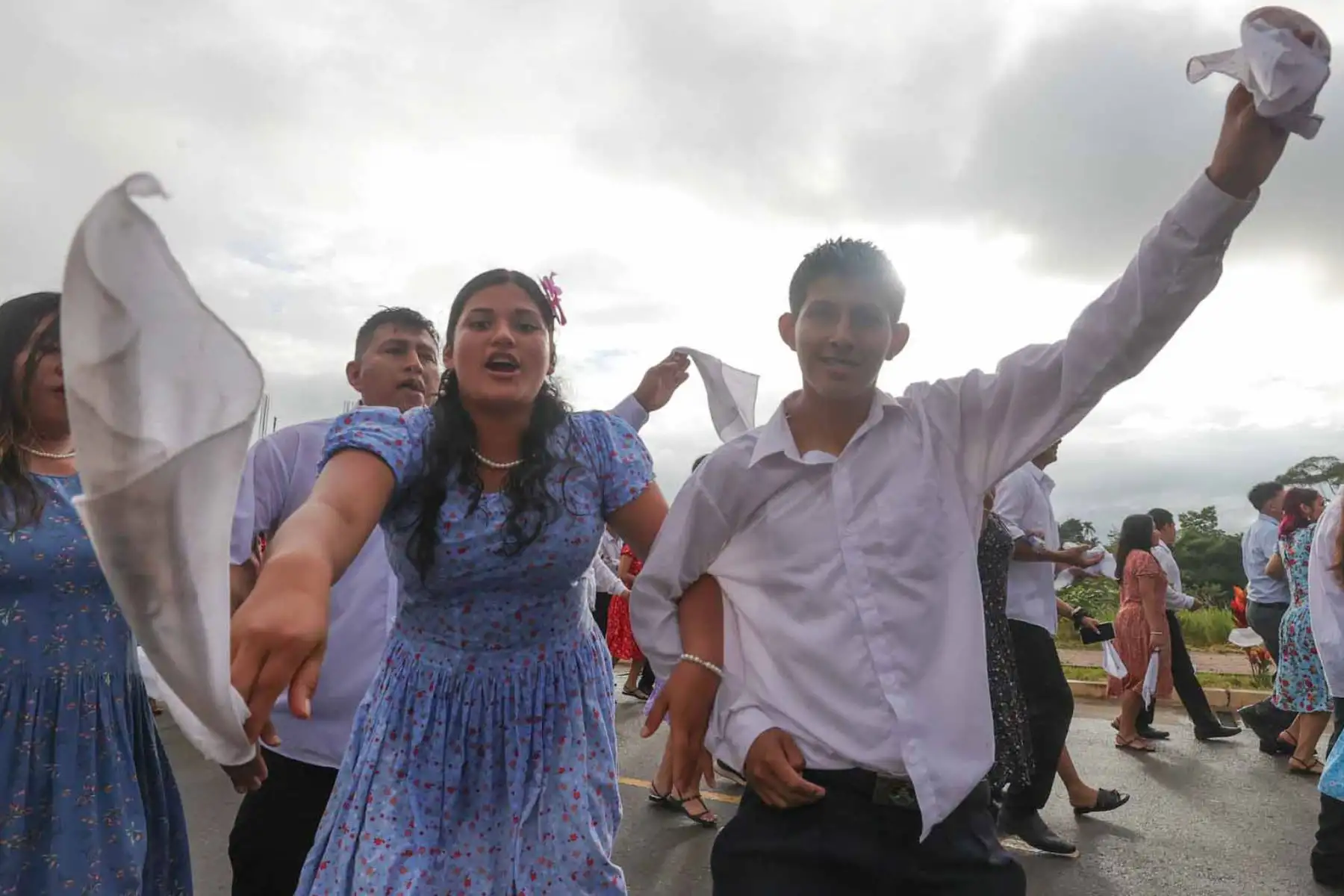 Ataviados con camisas y blusas blancas, levantando pañuelos y pequeños machetes utilizados posteriormente en la tradicional unsha o yunza, los participantes recorrieron cerca de cinco kilómetros danzando al ritmo de las bandas musicales. La Pandilla Moyobambina volvió a convertirse en la máxima expresión de una sociedad culturalmente diversa unida por sus raíces amazónicas. Foto: ANDINA/ Carlos Américo Lezama Villantoy
