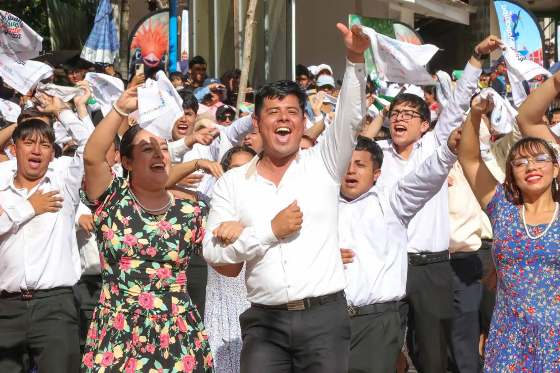 La Pandilla Moyobambina alcanzó notoriedad internacional en 2017 al ingresar a los récords Guinness como el baile folclórico con mayor número de participantes, luego de reunir a 1,545 parejas que ejecutaron simultáneamente una misma coreografía en la Plaza de Armas. Foto: ANDINA/ Carlos Américo Lezama Villantoy