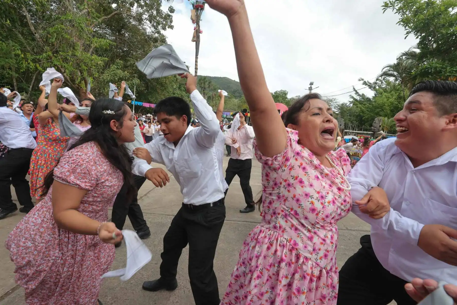 La Pandilla Moyobambina alcanzó notoriedad internacional en 2017 al ingresar a los récords Guinness como el baile folclórico con mayor número de participantes, luego de reunir a 1,545 parejas que ejecutaron simultáneamente una misma coreografía en la Plaza de Armas. Foto: ANDINA/ Carlos Américo Lezama Villantoy