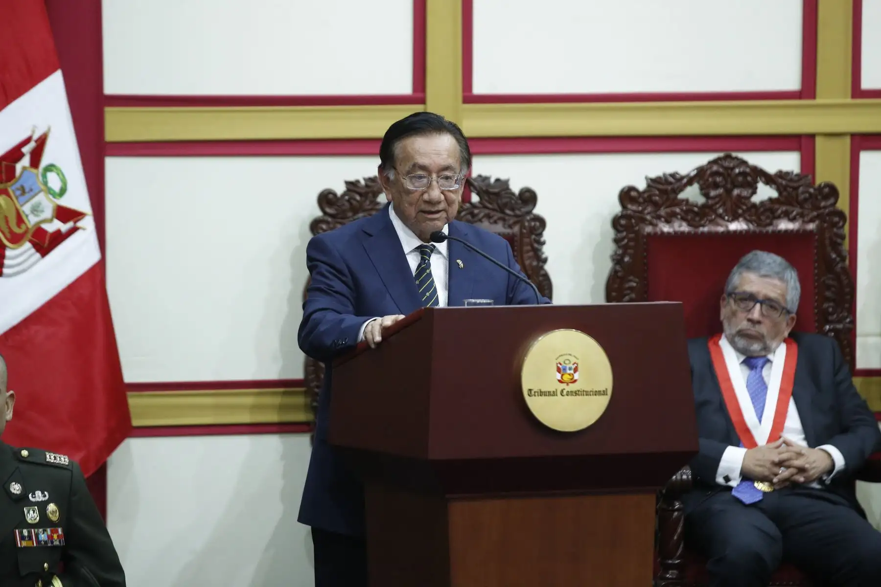 El presidente de la República, José María Balcázar, participó en la ceremonia conmemorativa por el 30.º aniversario del Tribunal Constitucional, junto con el titular de la institución, Helder Domínguez Haro, magistrados y otras autoridades. Foto: ANDINA/Eddy Ramos.