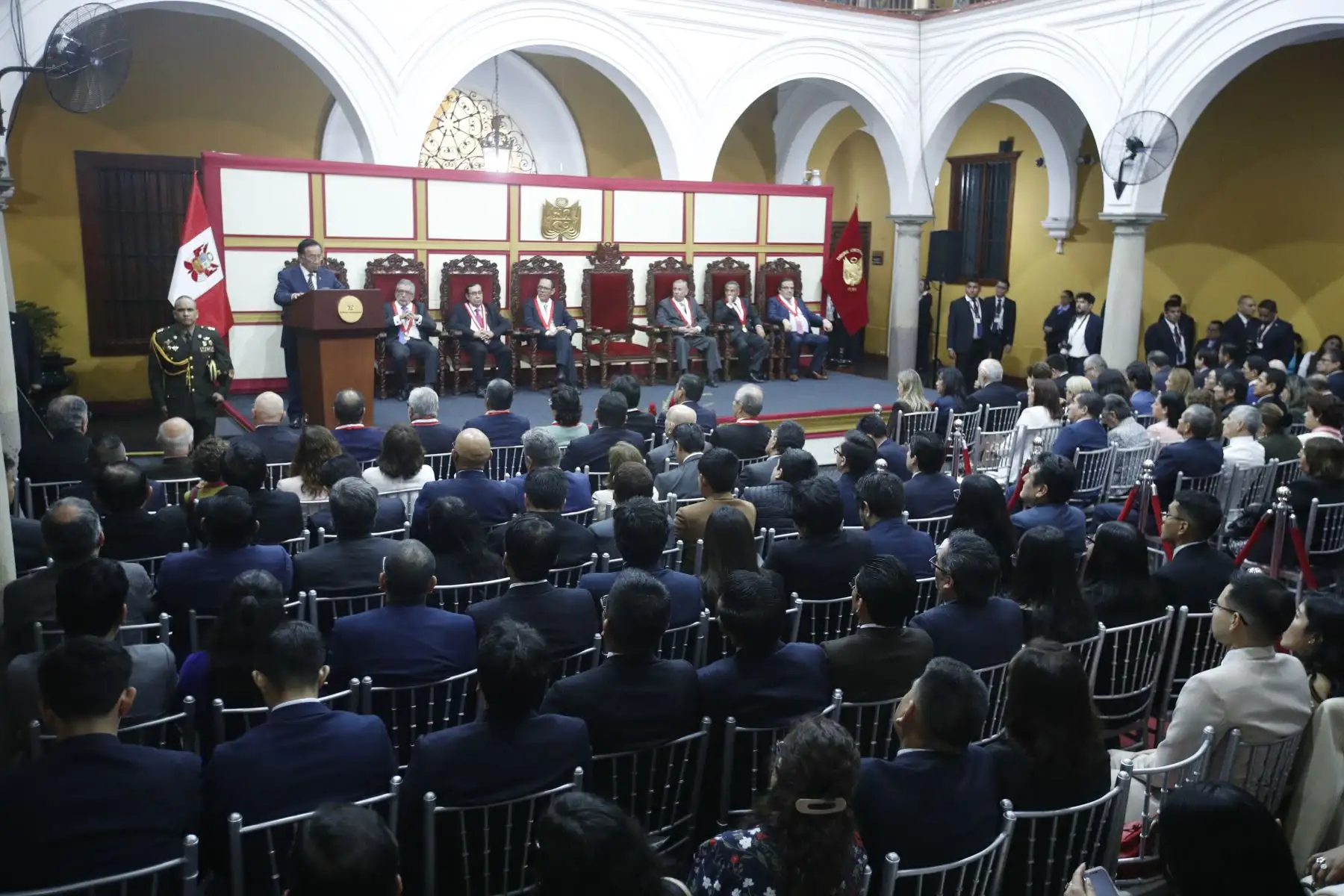 El presidente de la República, José María Balcázar, participó en la ceremonia conmemorativa por el 30.º aniversario del Tribunal Constitucional, junto con el titular de la institución, Helder Domínguez Haro, magistrados y otras autoridades. Foto: ANDINA/Eddy Ramos.