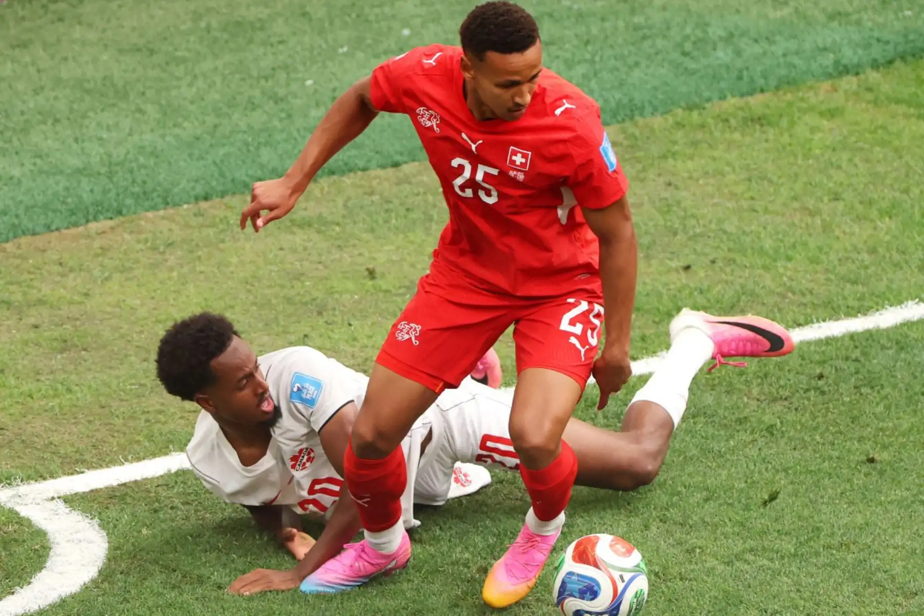 Luca Jáquez de Suiza controla el balón ante Ali Ahmed de Canadá durante el partido del Grupo B de la Copa Mundial de la FIFA 2026 entre Suiza y Canadá en el BC Place Vancouver el 24 de junio de 2026. Foto: ANDINA/AFP