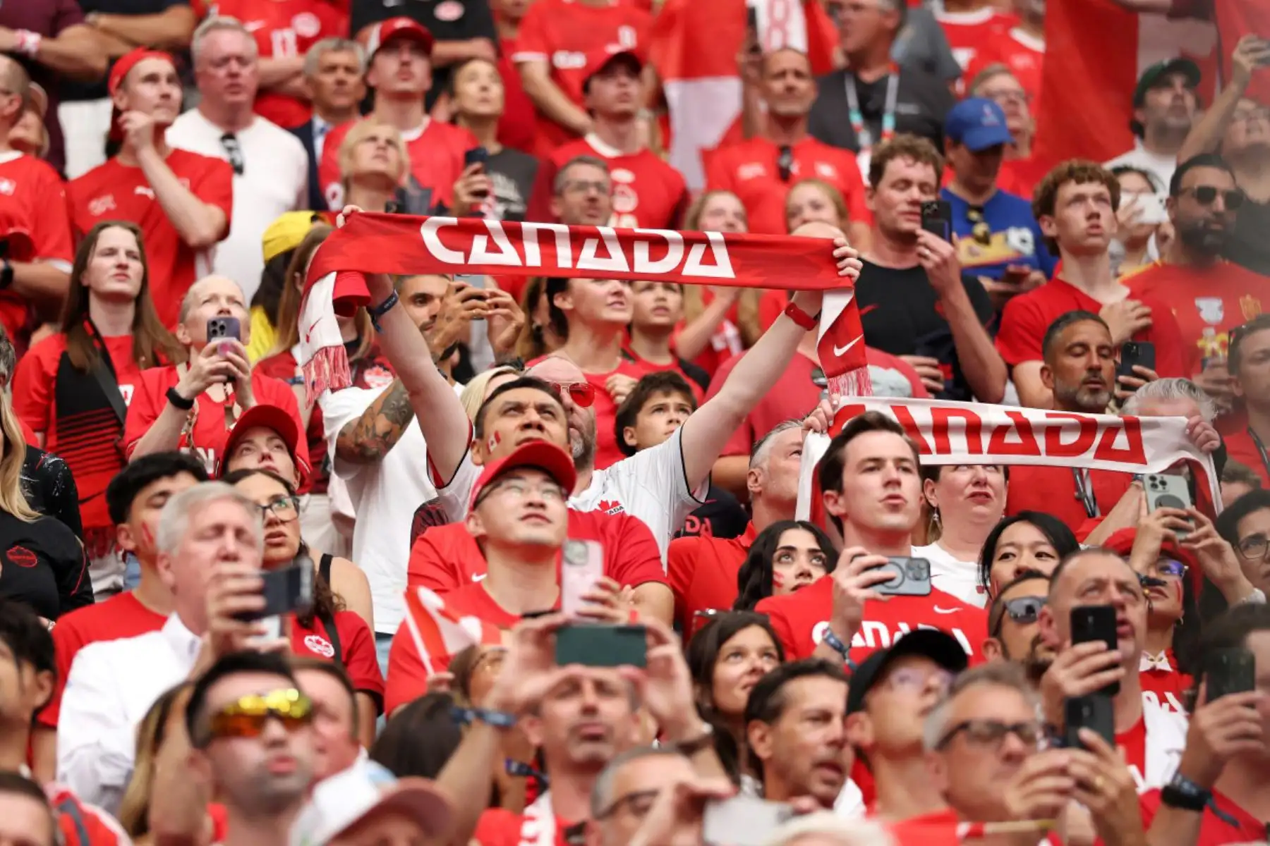 Aficionados canadienses muestran su apoyo durante el partido del Grupo B de la Copa Mundial de la FIFA 2026 entre Suiza y Canadá en el BC Place Vancouver el 24 de junio de 2026. Foto: ANDINA/AFP