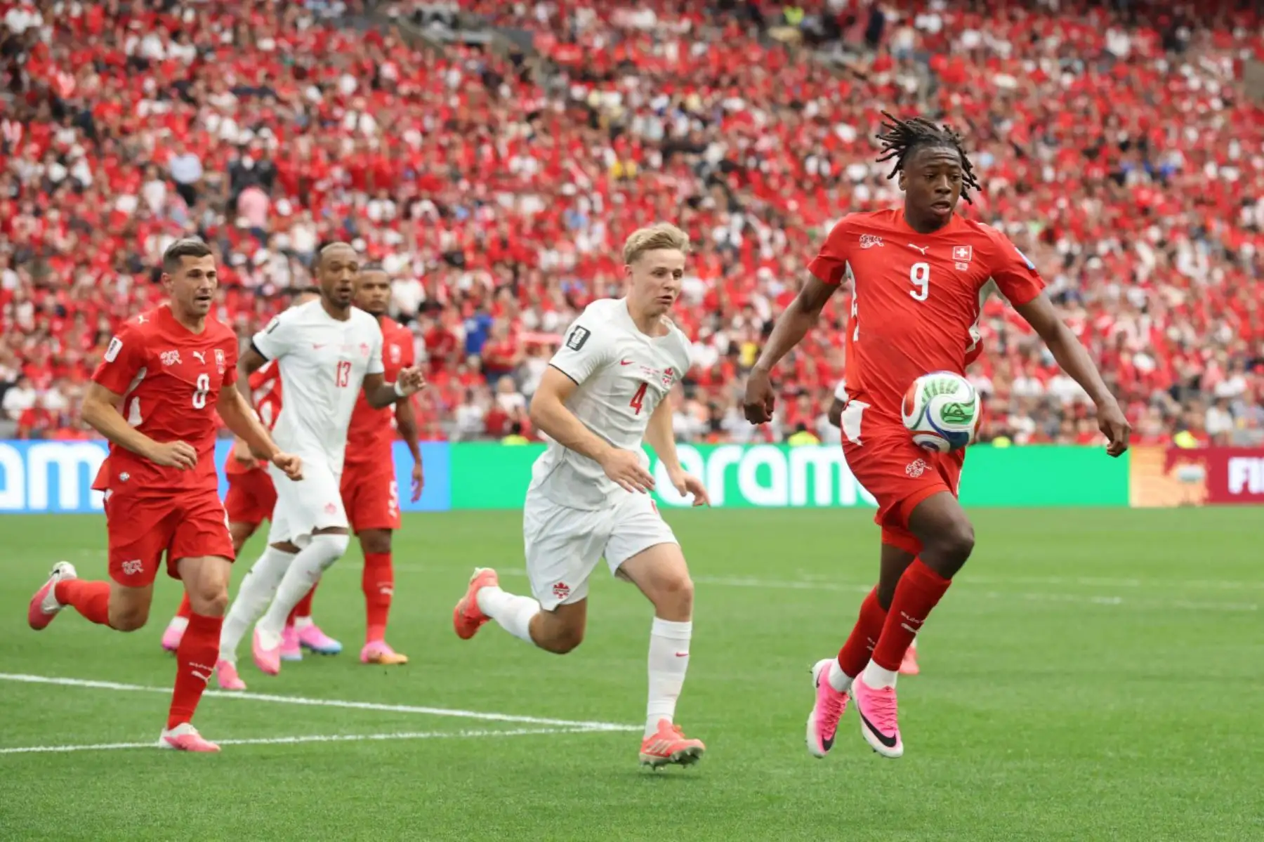 Johan Manzambi de Suiza controla el balón ante Luc de Fougerolles de Canadá durante el partido del Grupo B de la Copa Mundial de la FIFA 2026 entre Suiza y Canadá en el BC Place Vancouver el 24 de junio de 2026. Foto : ANDINA/ AFP