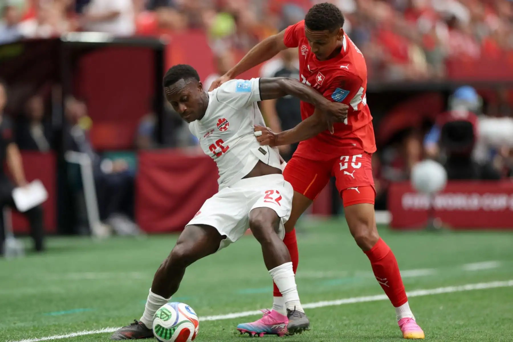 Richie Laryea de Canadá controla el balón ante Luca Jaquez de Suiza durante el partido del Grupo B de la Copa Mundial de la FIFA 2026 entre Suiza y Canadá en el BC Place Vancouver el 24 de junio de 2026. 
Foto: ANDINA/AFP