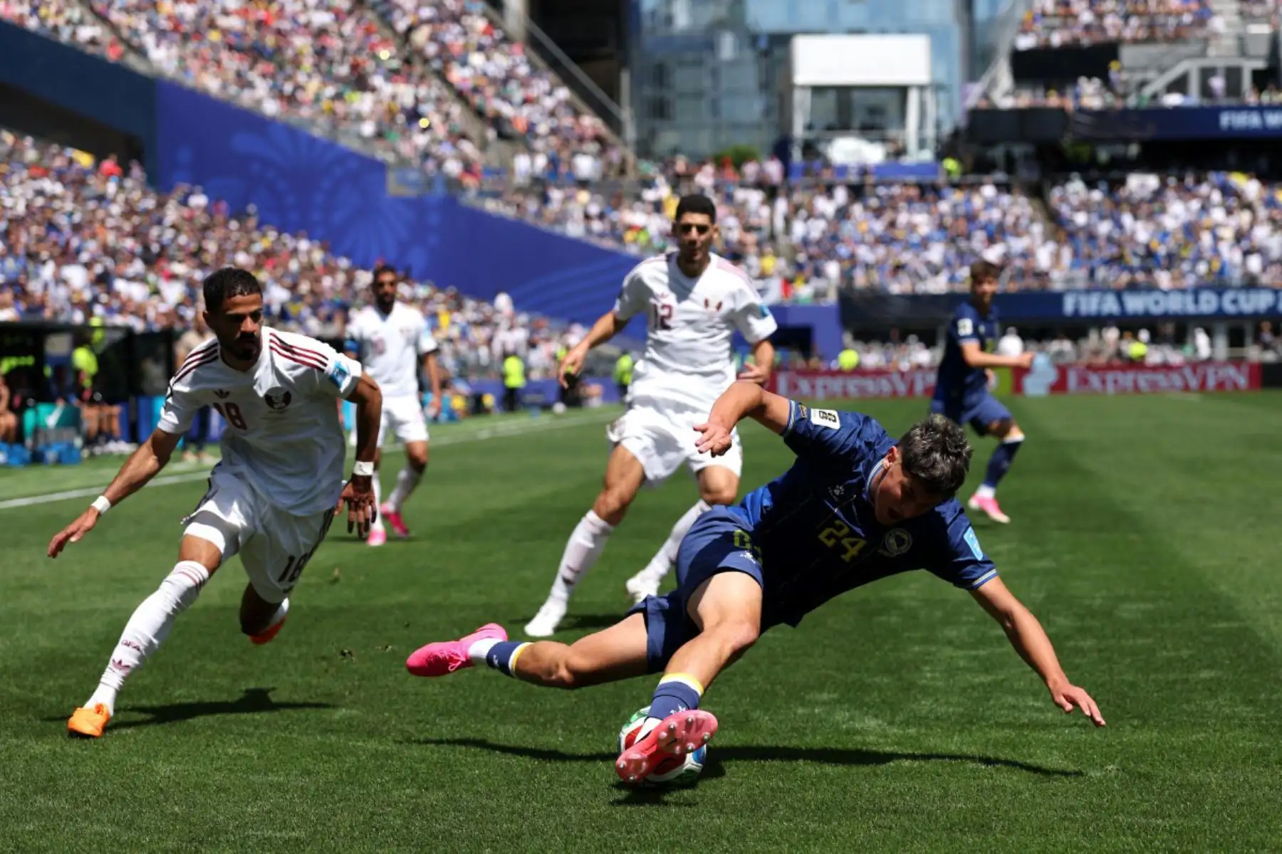 Nidal Celik de Bosnia y Herzegovina recibe una falta de Sultan Albrake de Qatar durante el partido del Grupo B de la Copa Mundial de la FIFA 2026 entre Bosnia y Herzegovina y Qatar en el Estadio de Seattle el 24 de junio de 2026.
Foto: ANDINA/ AFP