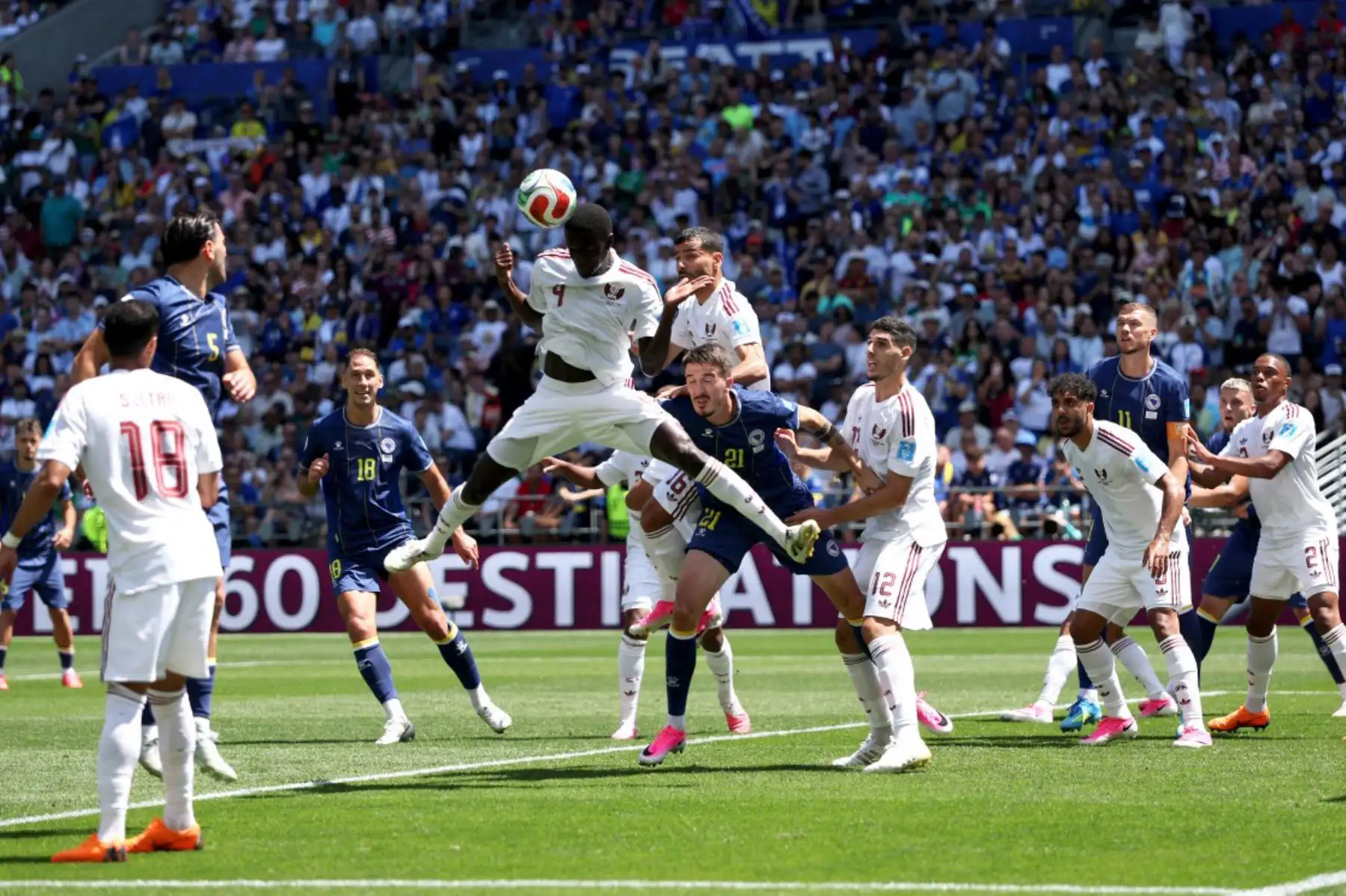Issa Laye de Qatar cabecea el balón durante el partido del Grupo B de la Copa Mundial de la FIFA 2026 entre Bosnia y Herzegovina y Qatar en el Estadio de Seattle el 24 de junio de 2026. Foto: ANDINA/ AFP