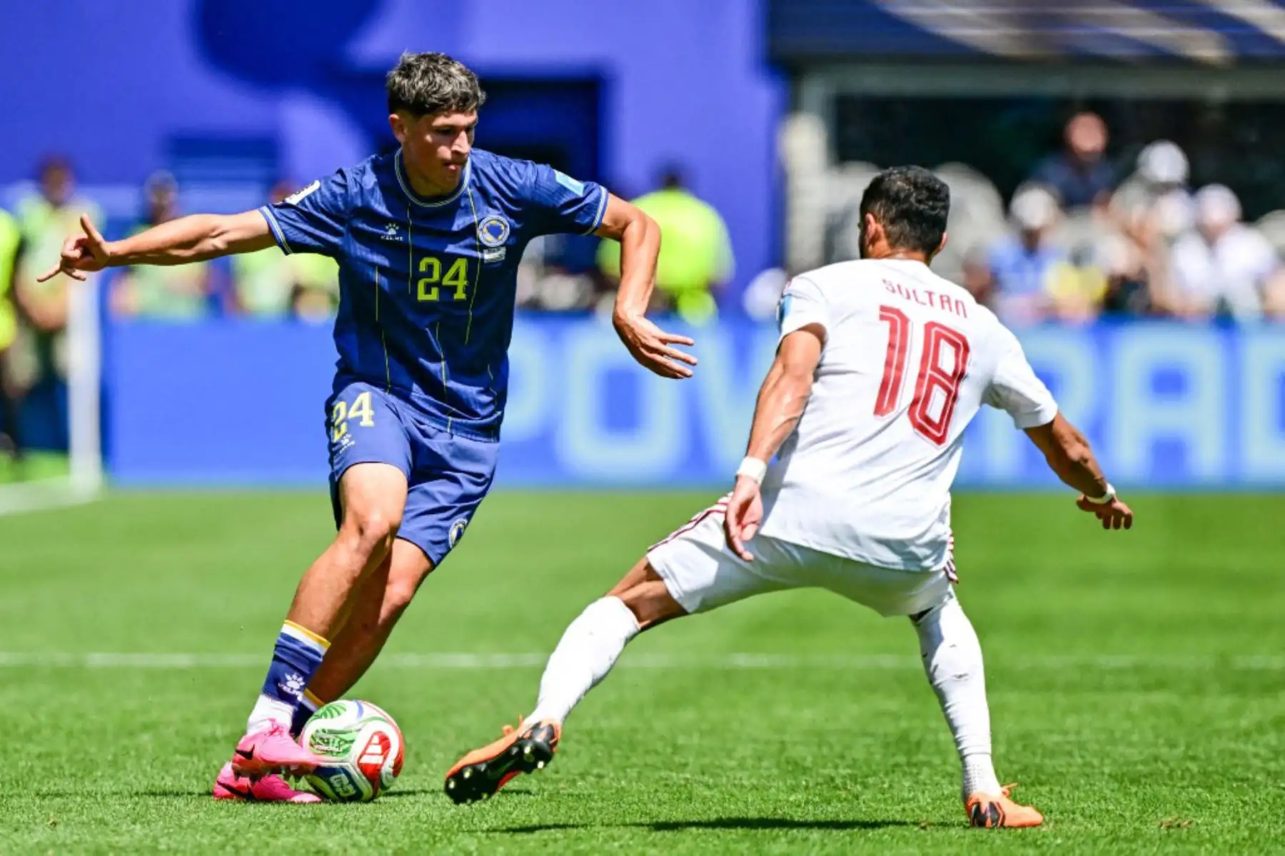 Arjan Malic, de Bosnia y Herzegovina, y Sultan Al-Brake, de Qatar, disputan el balón durante un partido de fútbol entre Bosnia y Herzegovina y Qatar, el miércoles 24 de junio de 2026.
Foto: ANDINA/AFP