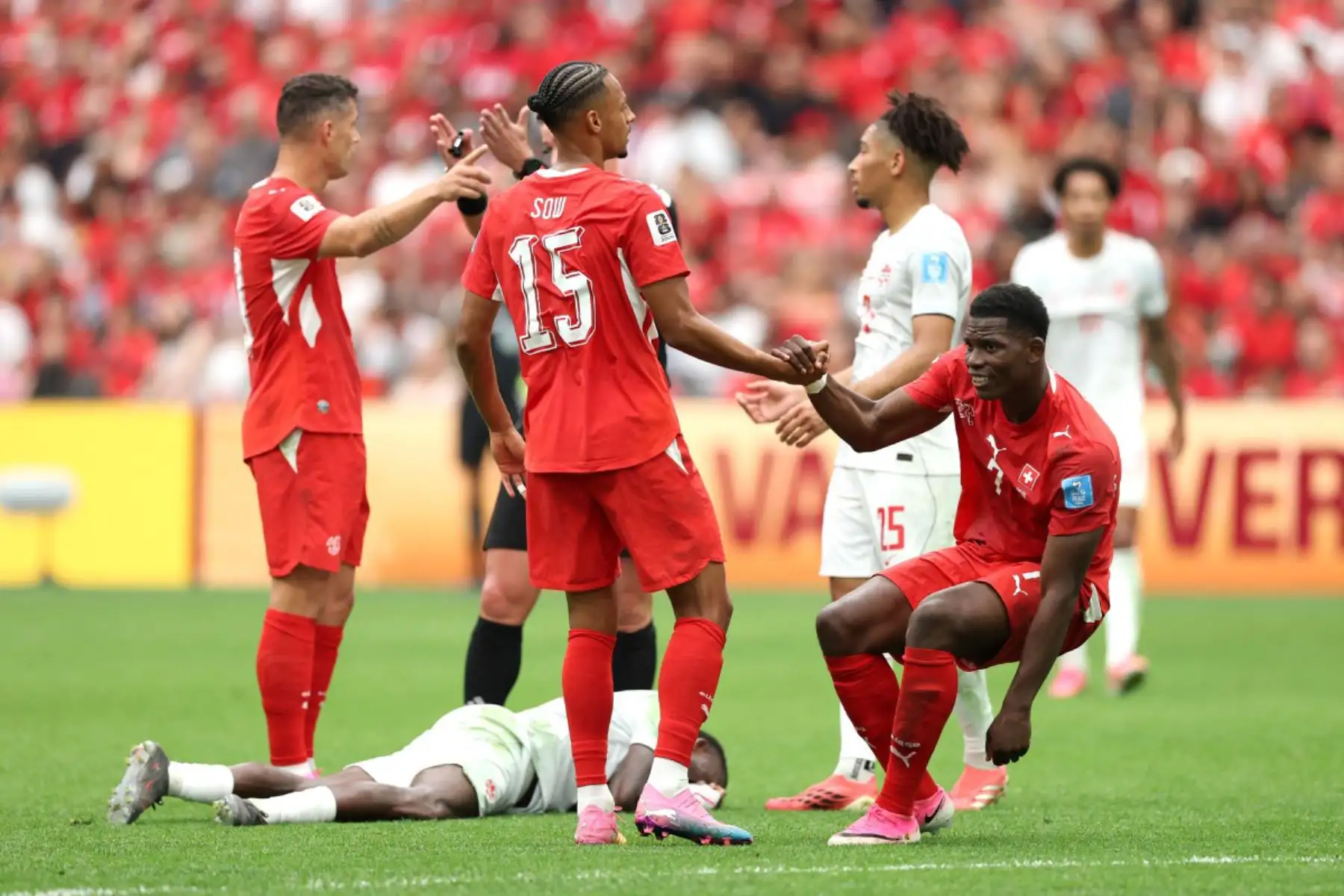 Breel Embolo de Suiza recibe ayuda de su compañero Djibril Sow de Suiza tras su colisión con Richie Laryea de Canadá durante el partido del Grupo B de la Copa Mundial de la FIFA 2026 entre Suiza y Canadá en el BC Place Vancouver el 24 de junio de 2026. Foto: ANDINA/AFP