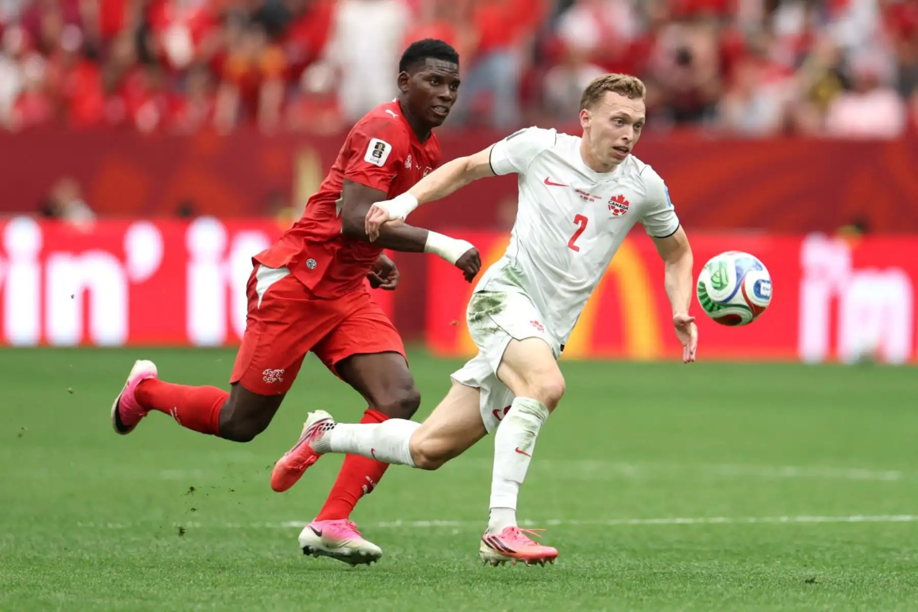 Alistair Johnston de Canadá controla el balón ante Breel Embolo  de Suiza durante el partido del Grupo B de la Copa Mundial de la FIFA 2026 entre Suiza y Canadá en el BC Place Vancouver el 24 de junio de 2026. Foto: ANDINA/AFP