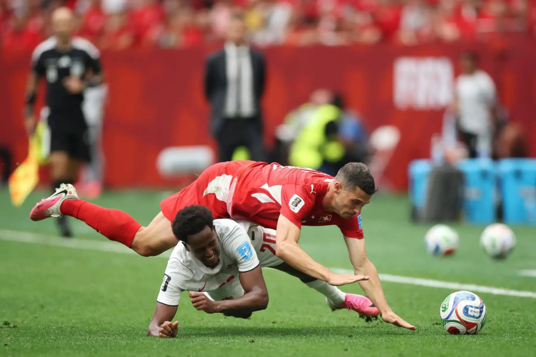 de junio: Remo Freuler de Suiza y Ali Ahmed de Canadá disputan el balón durante el partido del Grupo B de la Copa Mundial de la FIFA 2026 entre Suiza y Canadá en el BC Place Vancouver el 24 de junio de 2026. Foto: ANDINA/ AFP