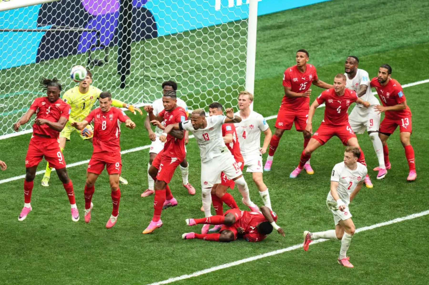 Suiza en acción contra Derek Cornelius de Canadá durante el partido del Grupo B de la Copa Mundial de la FIFA 2026 entre Suiza y Canadá en el estadio BC Place de Vancouver, Canadá.
Foto: ANDINA/AFP
