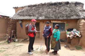 El Programa Nacional de Vivienda Rural brinda atención gratuita a beneficiarios, núcleos ejecutores, autoridades locales y funcionarios públicos. Foto: MVCS