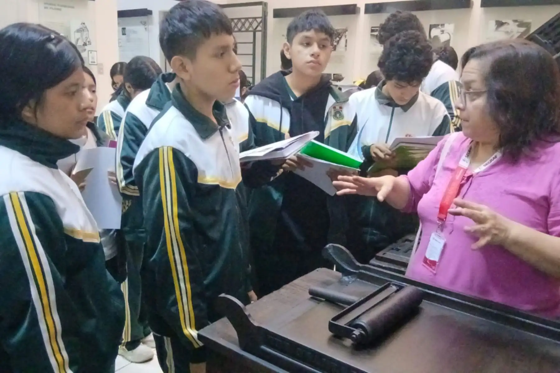 Un total de 147 estudiantes y siete docentes de la Institución Educativa N.° 171-1 Juan Velasco Alvarado, de San Juan de Lurigancho, visitaron el Museo Gráfico de Editora Perú, donde conocieron la historia del Diario Oficial El Peruano, la evolución de sus sistemas de impresión y la importancia de preservar la memoria documental del país. Foto: ANDINA/John Mendoza Zurita.
