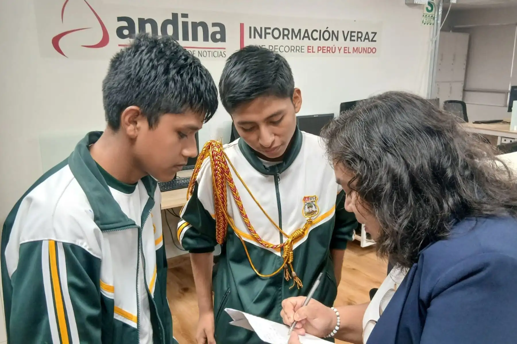 Un total de 147 estudiantes y siete docentes de la Institución Educativa N.° 171-1 Juan Velasco Alvarado, de San Juan de Lurigancho, visitaron el Museo Gráfico de Editora Perú, donde conocieron la historia del Diario Oficial El Peruano, la evolución de sus sistemas de impresión y la importancia de preservar la memoria documental del país. Foto: ANDINA/John Mendoza Zurita.